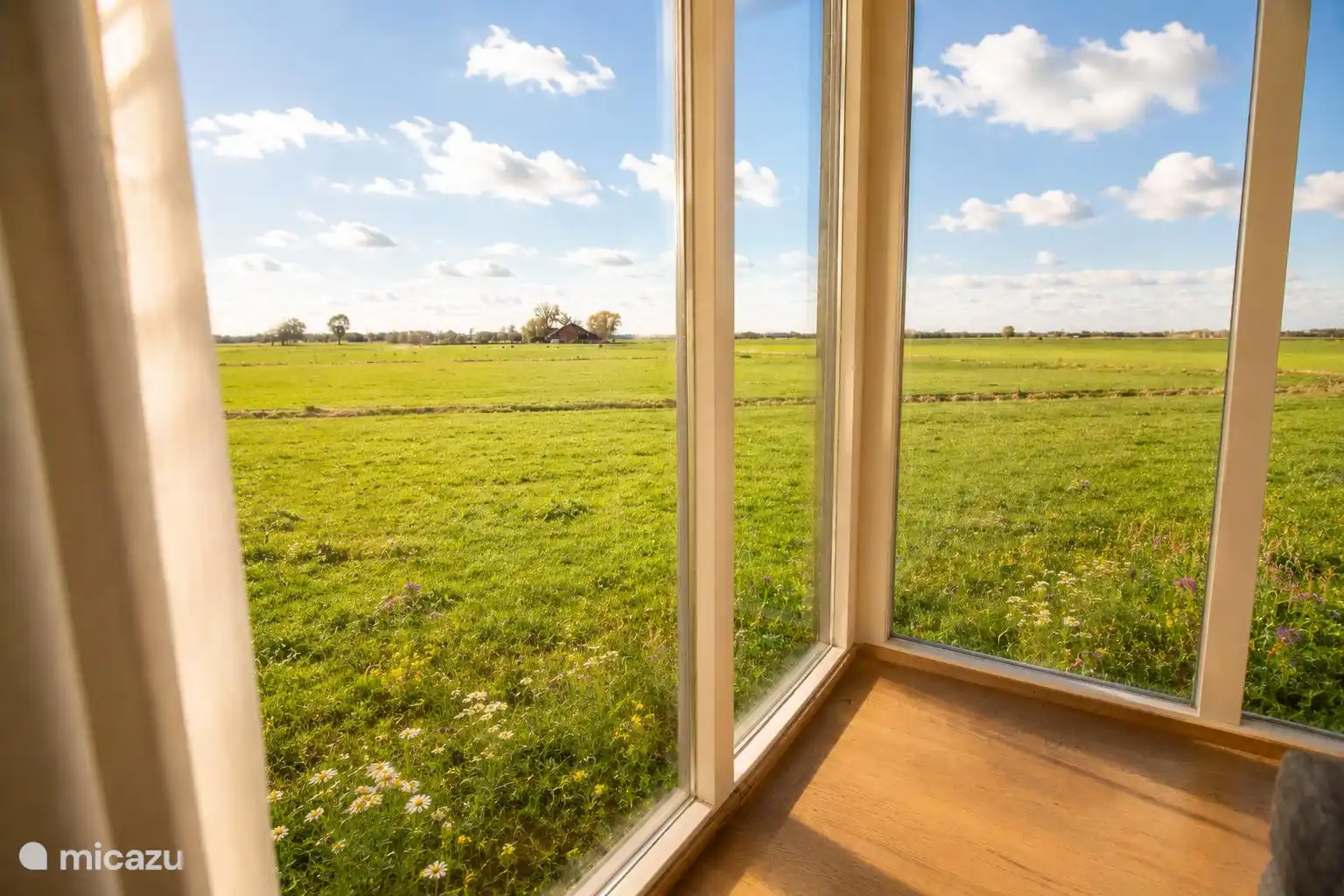 Uitzicht over de Friese weilanden vanuit de suite
