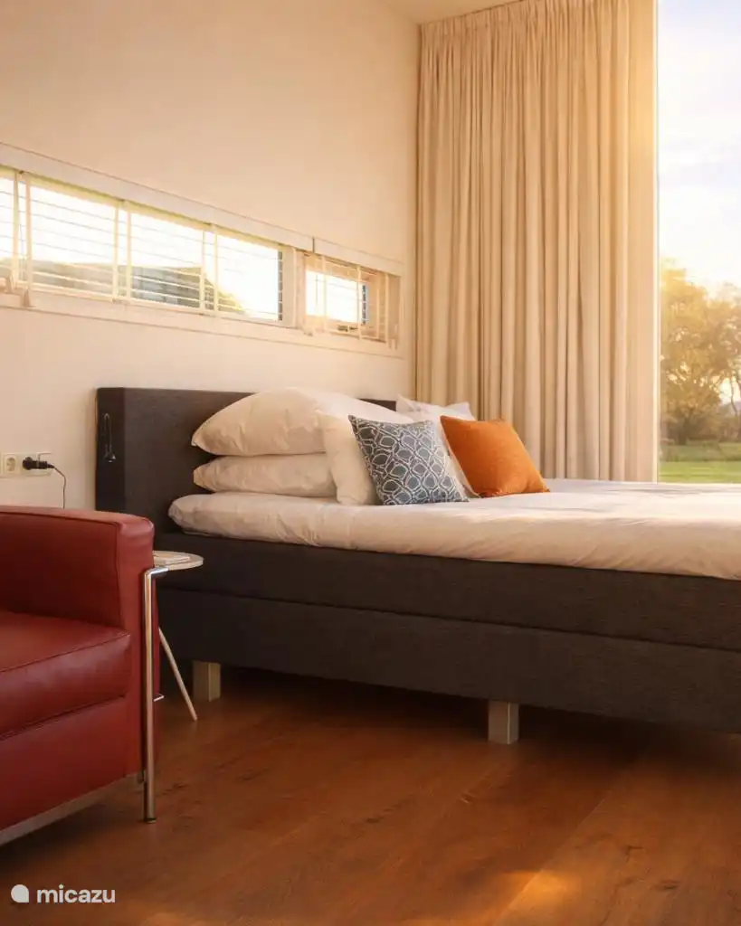 Comfortabele boxspring met leesstoel