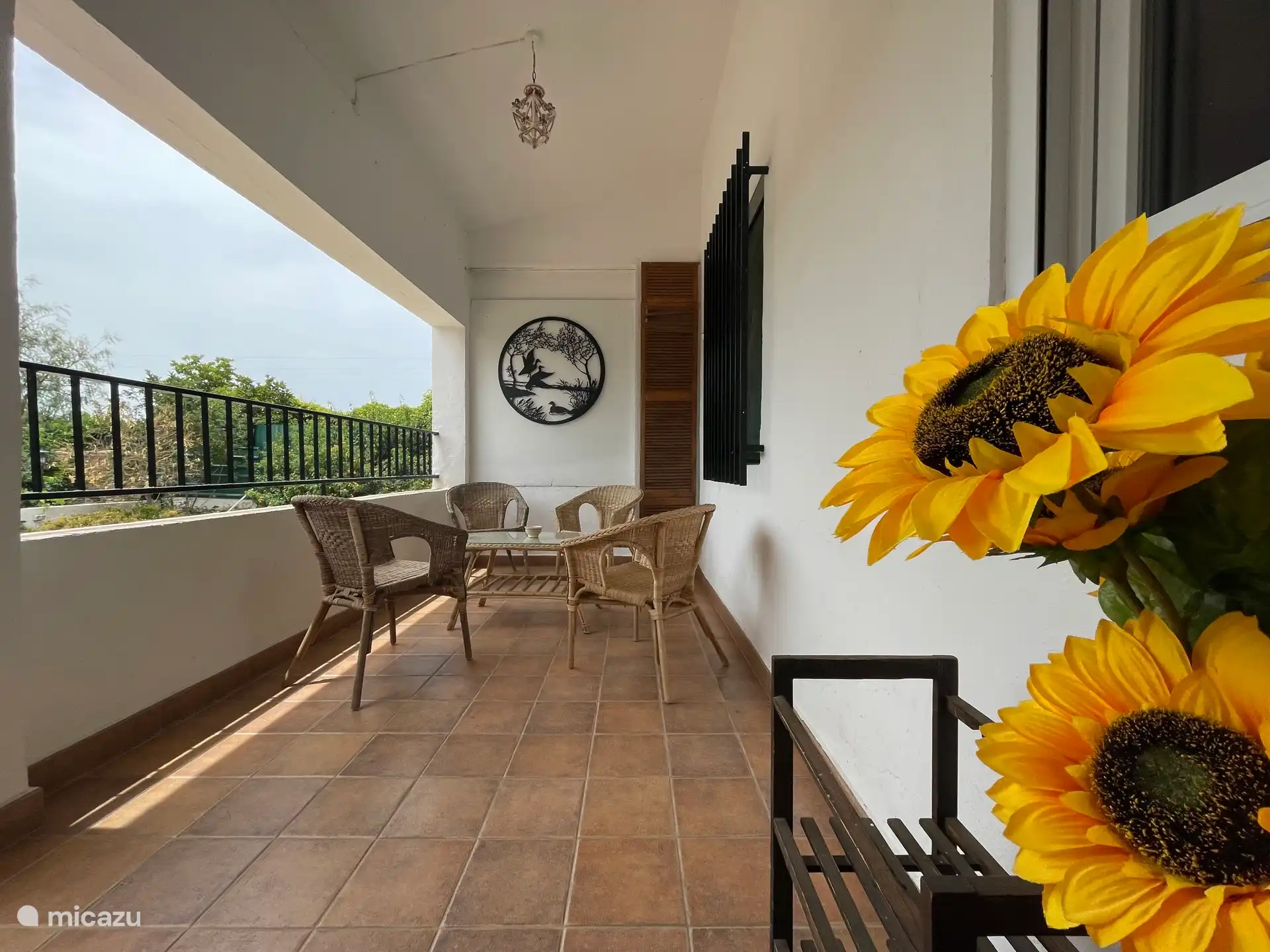 Veranda10m2. Gefotografeerd met een groothoeklens vergroot het beeld.