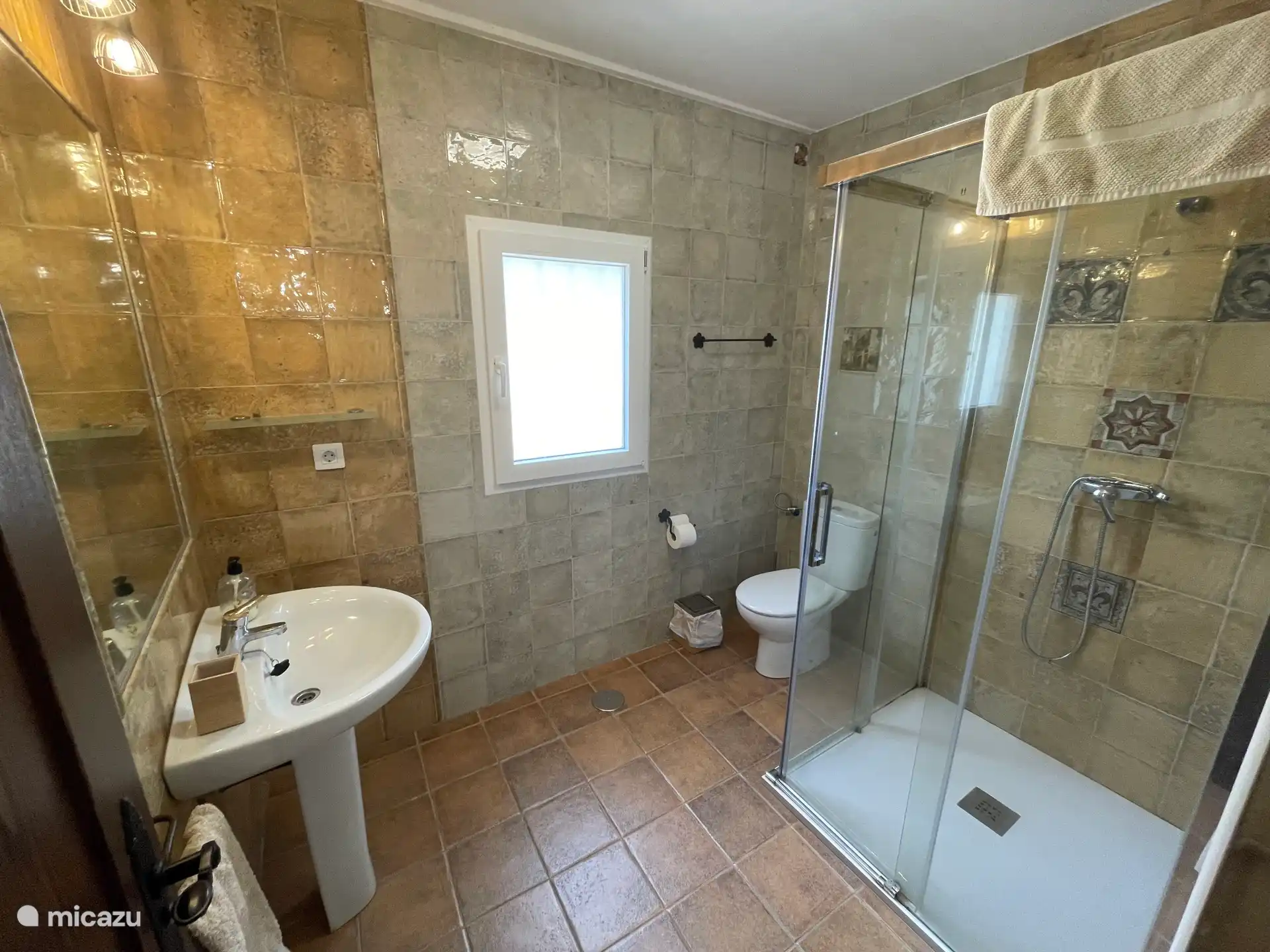 Badkamer 2, met een douche van 1 m2.