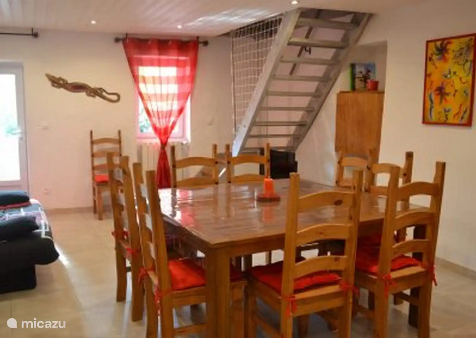 Friendly and bright living room.
Warm living area with its large wooden dining table, perfect for getting together.