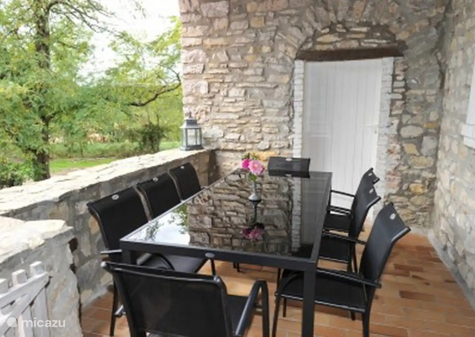 Large covered terrace with views.
 Fully sheltered outdoor dining area, equipped with a large table for 6 people. Ideal for your quiet breakfasts and dinners.