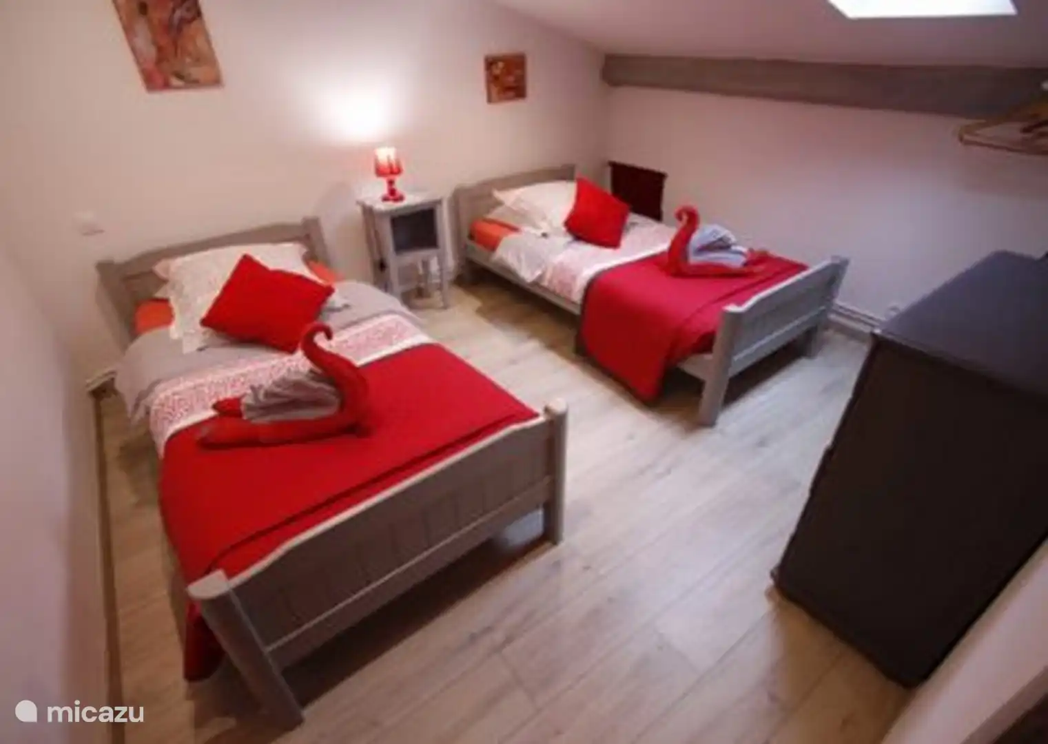 Bedroom 1 – Two single beds.
Bright attic room equipped with two single beds (90 cm), and air conditioning, ideal for children or friends.