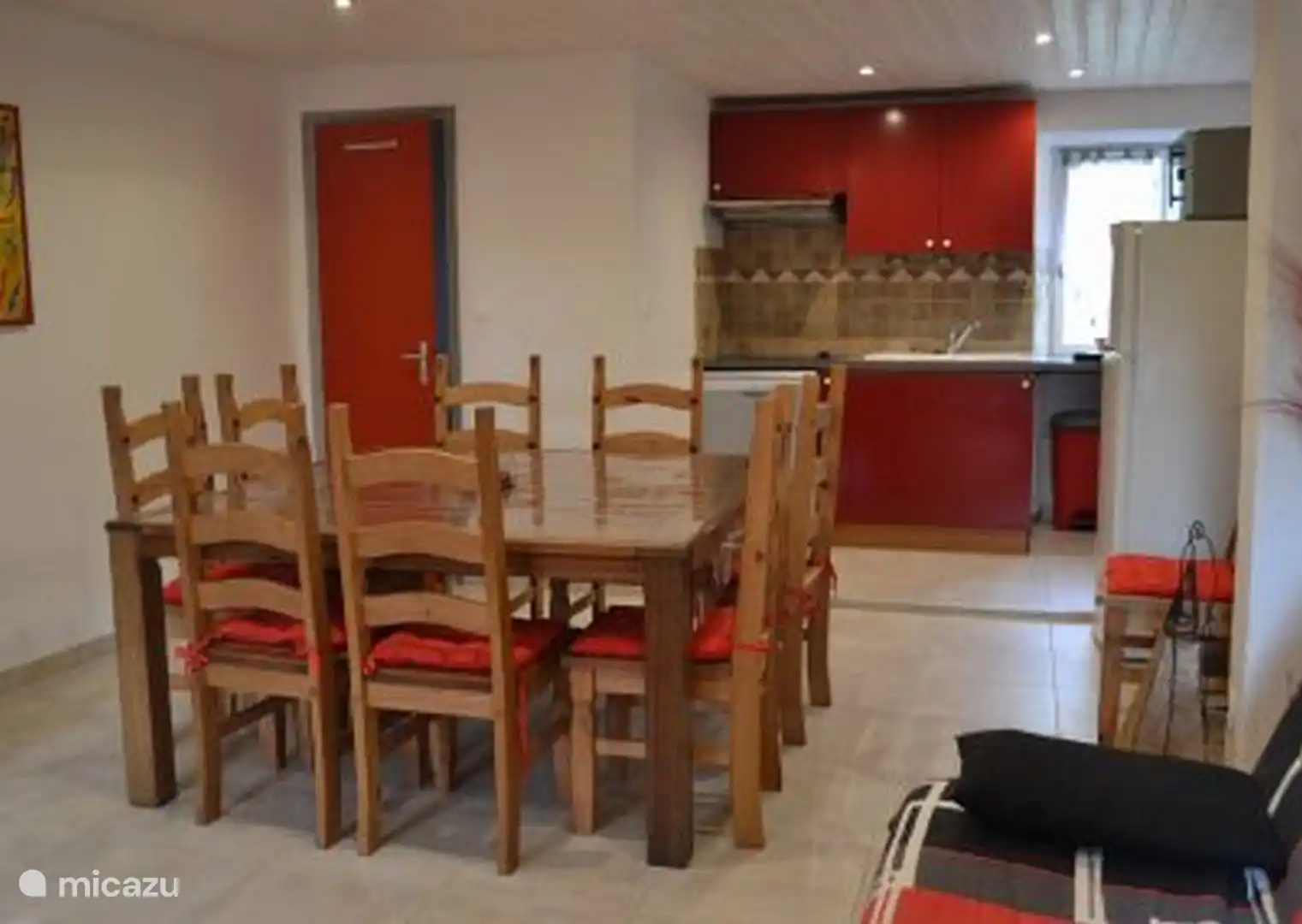 Open plan kitchen.
Fully equipped functional kitchen (hob, oven, washing machine, fridge, oven, microwave, coffee maker) opening directly onto the living room.