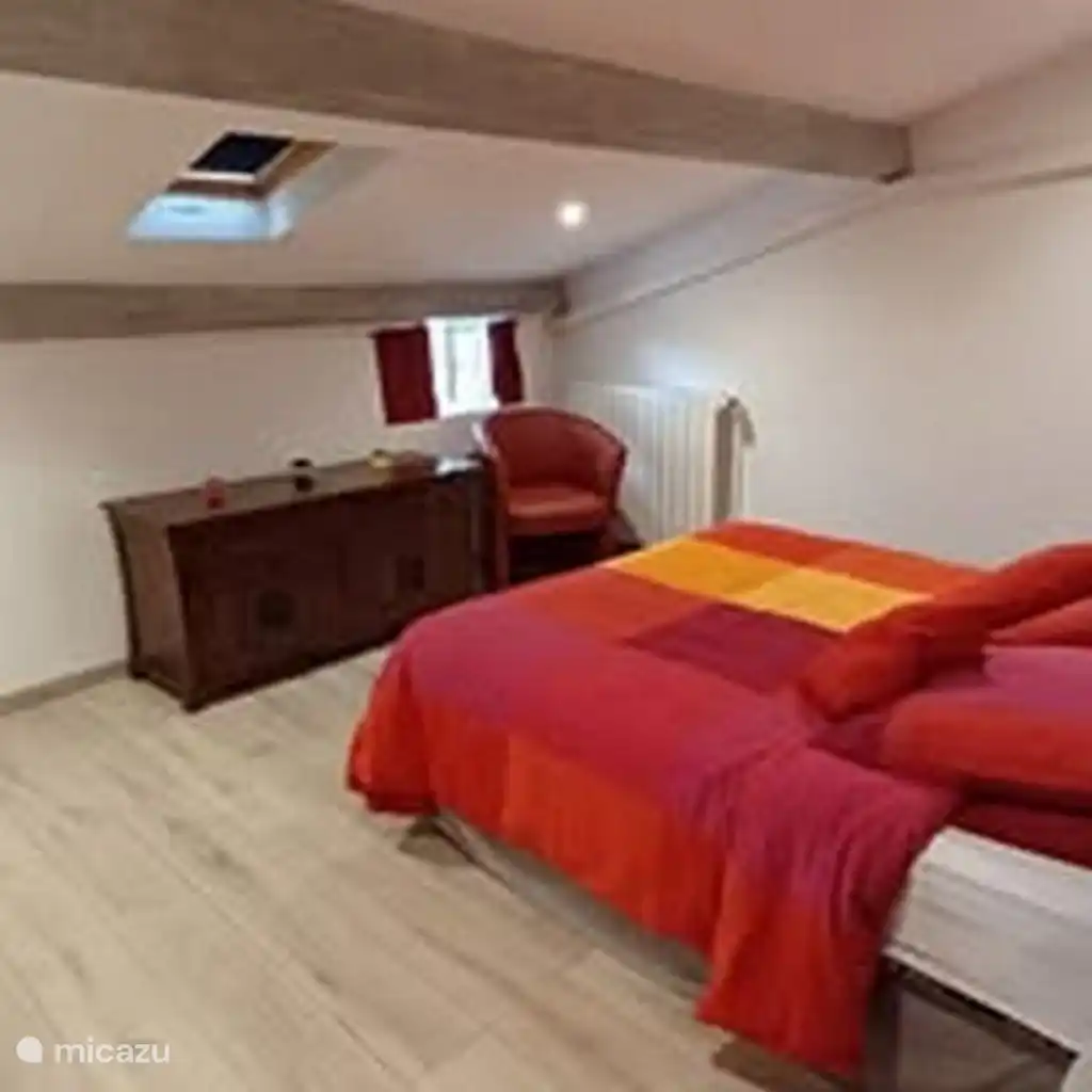 Bedroom 2 – Double bed under the beams.
Comfortable double room, air-conditioned, with 140 cm bed, decorated in warm tones under an exposed beam with skylight.