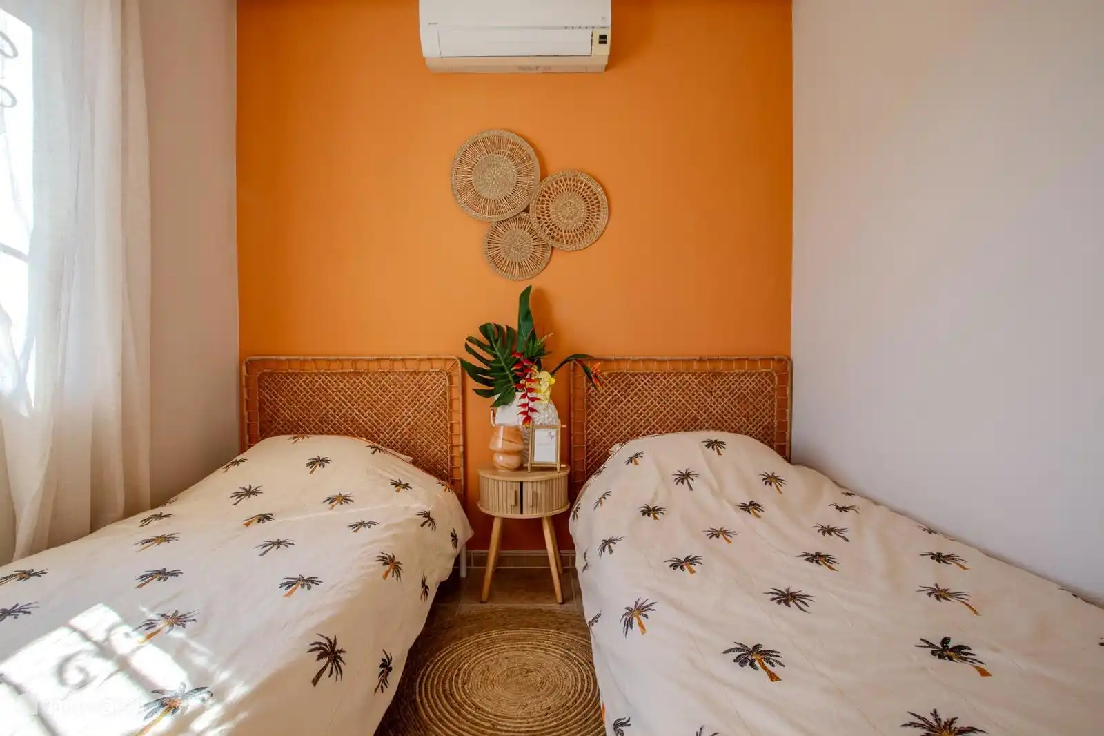 twee single bedden met airconditioning