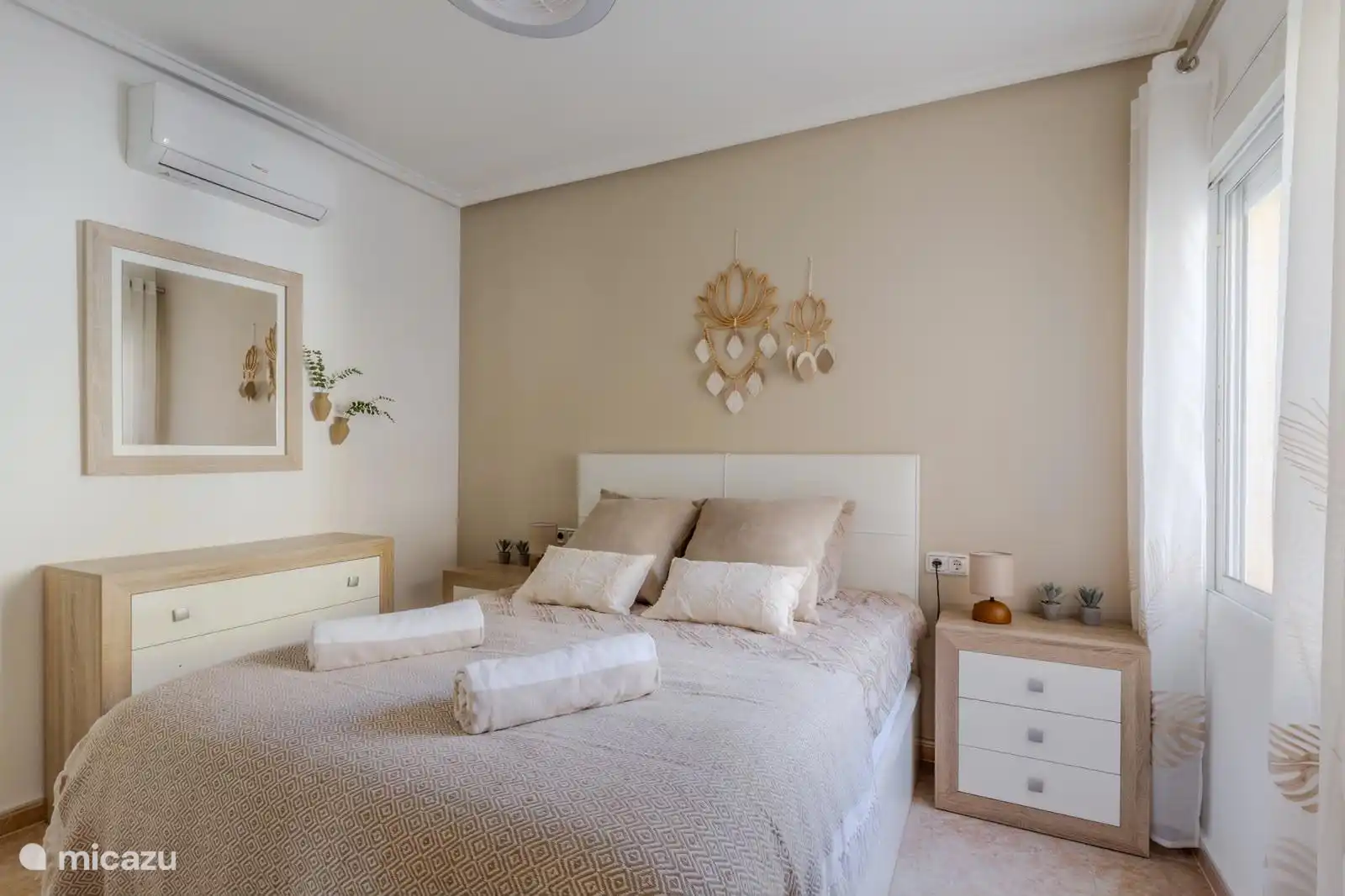 Slaapkamer met tweepersoonsbed, inbouwkasten en rolluiken
