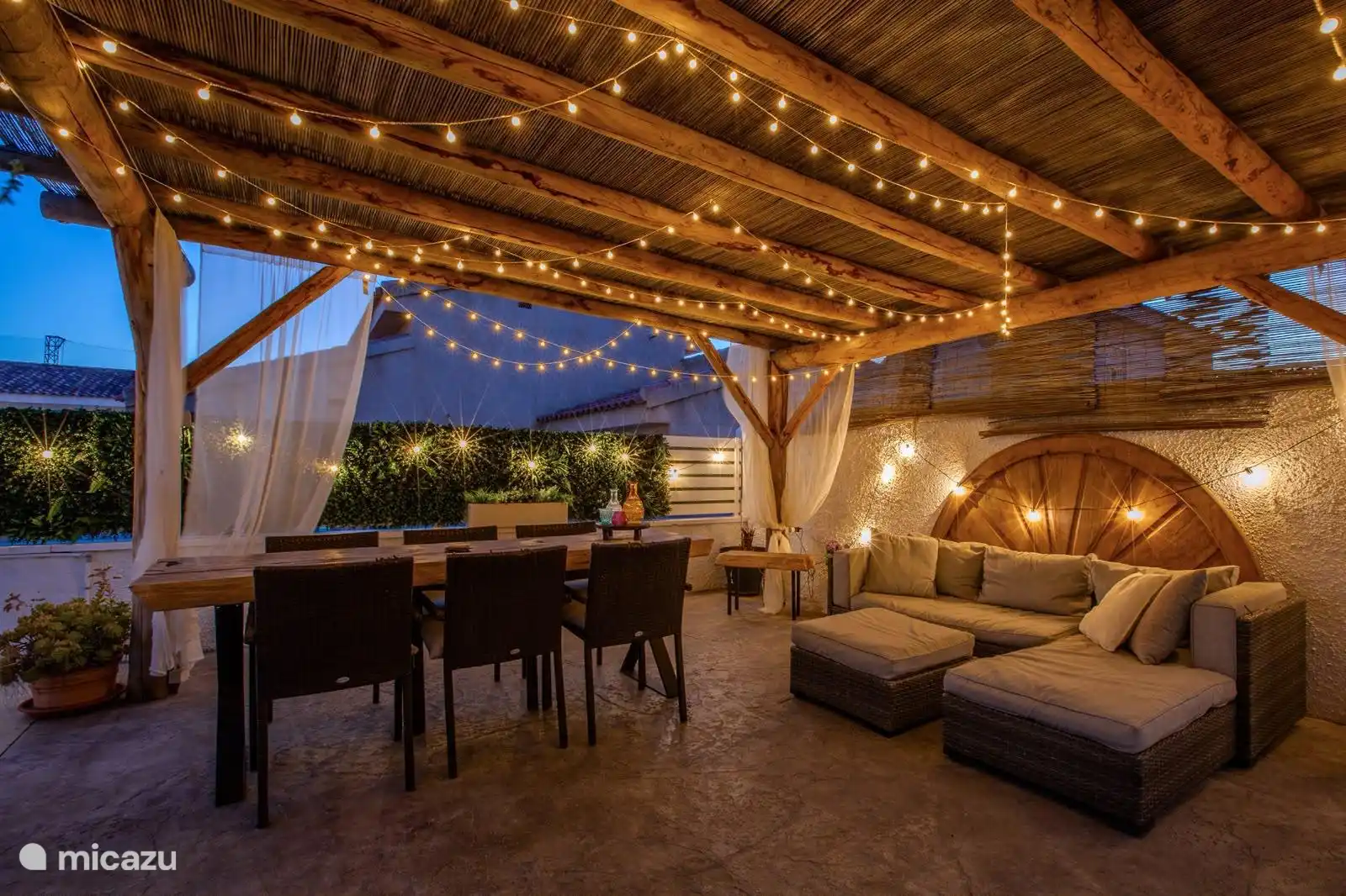 Loungeset + eettafel en stoelen, ideaal voor de zomeravonden met een heerlijke barbecue.