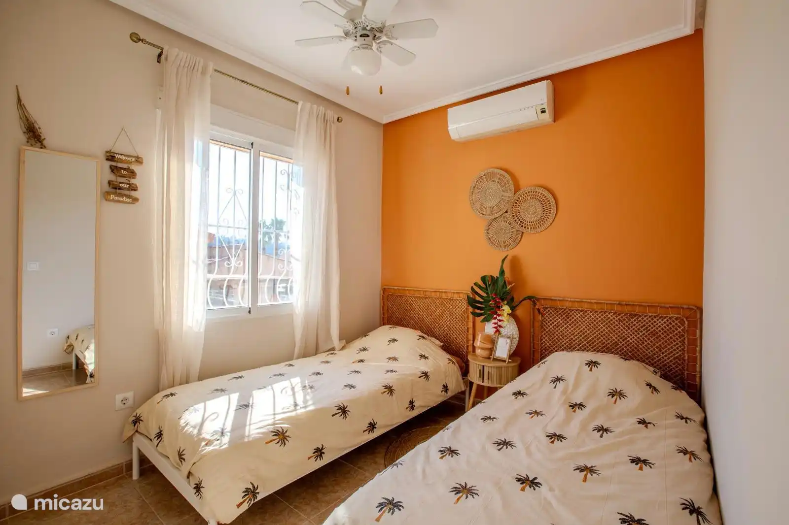 Slaapkamer 3 met twee single bedden, airconditioning en rolluiken aanwezig.
