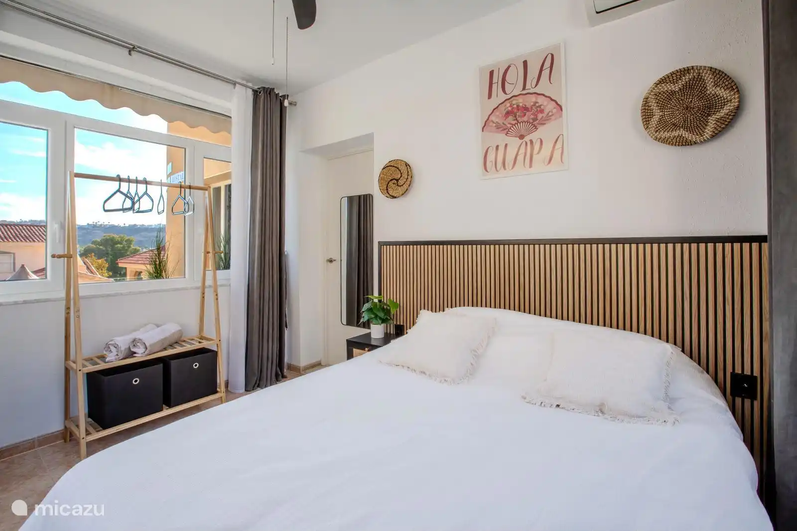 Slaapkamer 2 met tweepersoonsbed, plafondventilator en airconditioning aanwezig