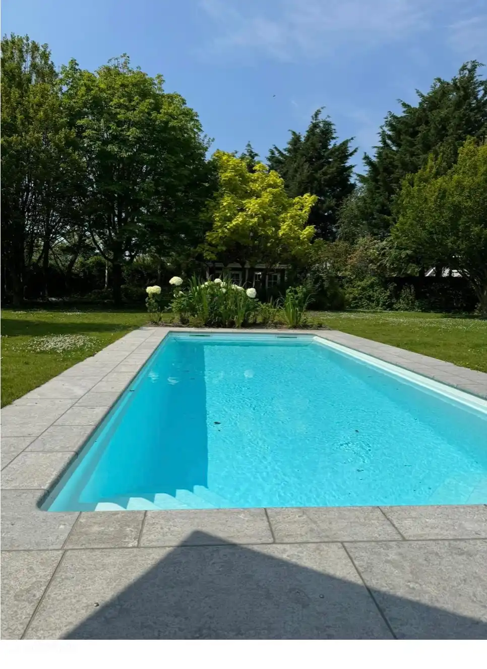 Piscina climatizada del 15 de abril al 15 de octubre.
La temperatura exterior debe ser al menos de 15 grados por la noche.