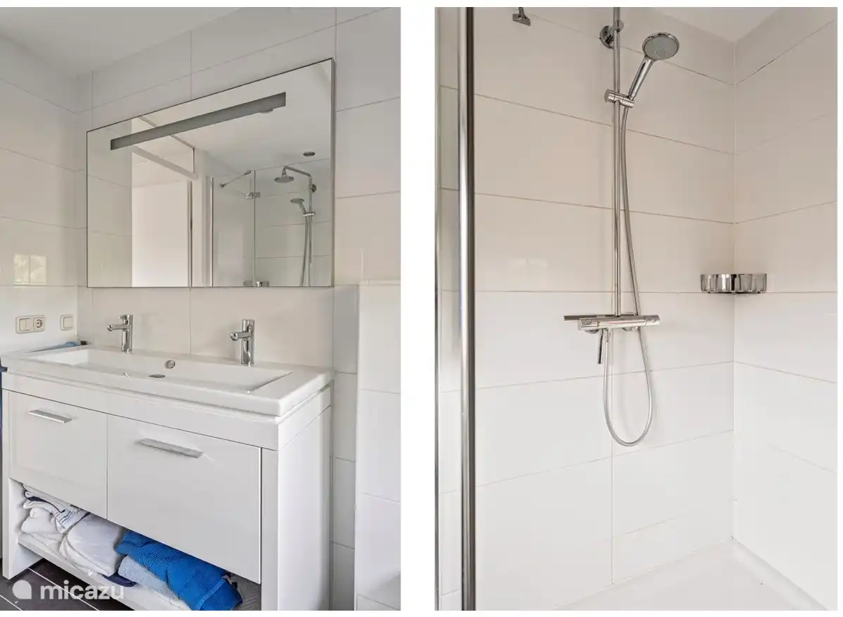 Baño grande en la planta baja con ducha, moble, inodoro y perchero.