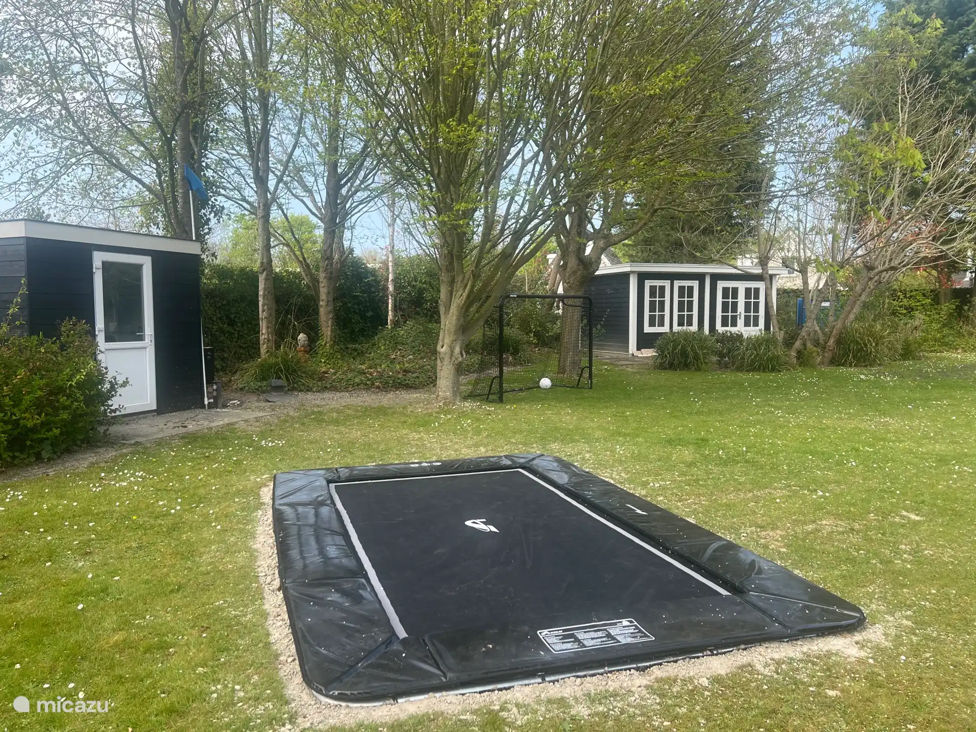 Hay un trampolín para los niños.