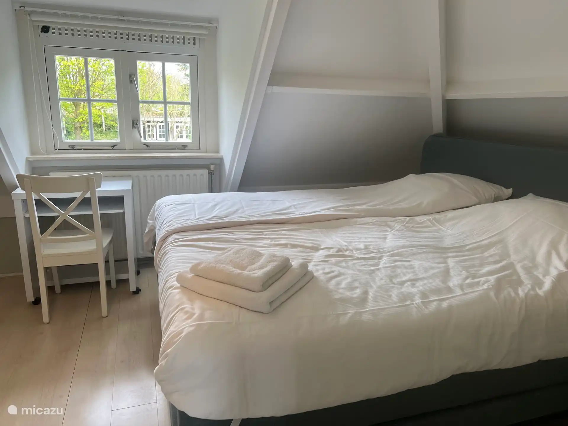 El segundo dormitorio tiene una cama king size con dos mesitas de noche y cinco armarios empotrados, un escritorio y una camilla. 