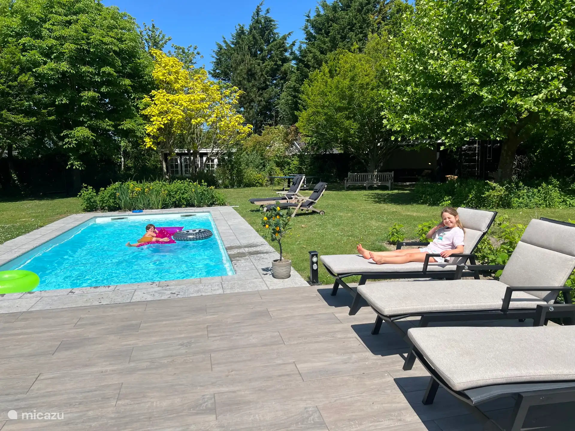 La piscina está climatizada del 15 de abril al 15 de octubre.