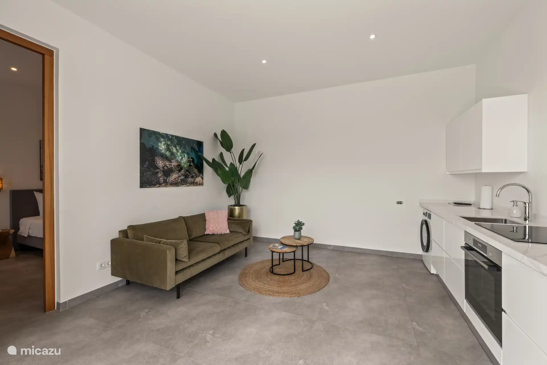 Woonkamer met keuken binnen in het appartement.