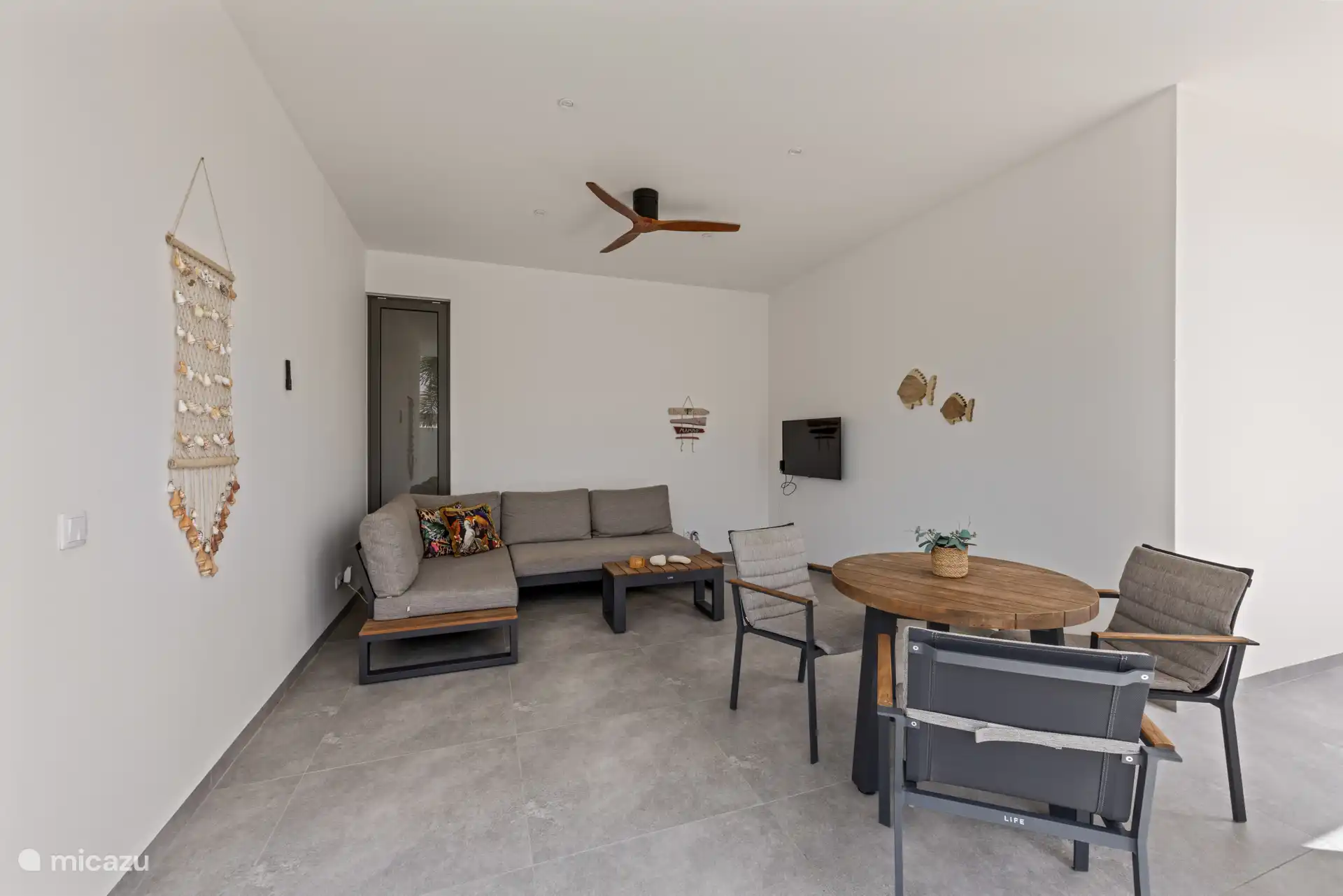 Geniet van het buitenleven! De woonkamer is buiten gelegen onder een overdekt terras.
