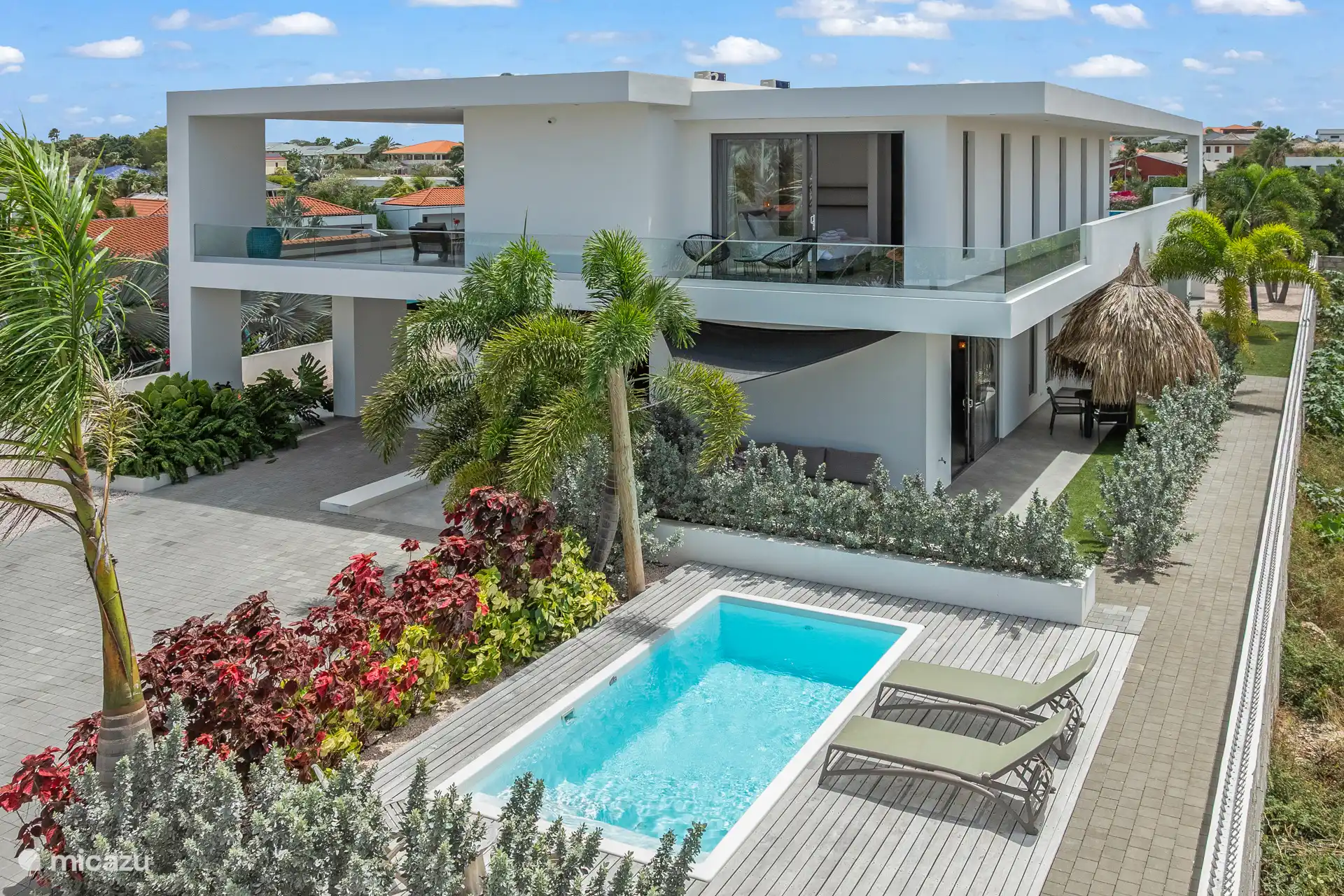 Het appartement maakt deel uit van een grotere villa, maar beschikt over een eigen privé-ingang en is ontworpen met oog voor privacy en gemak.