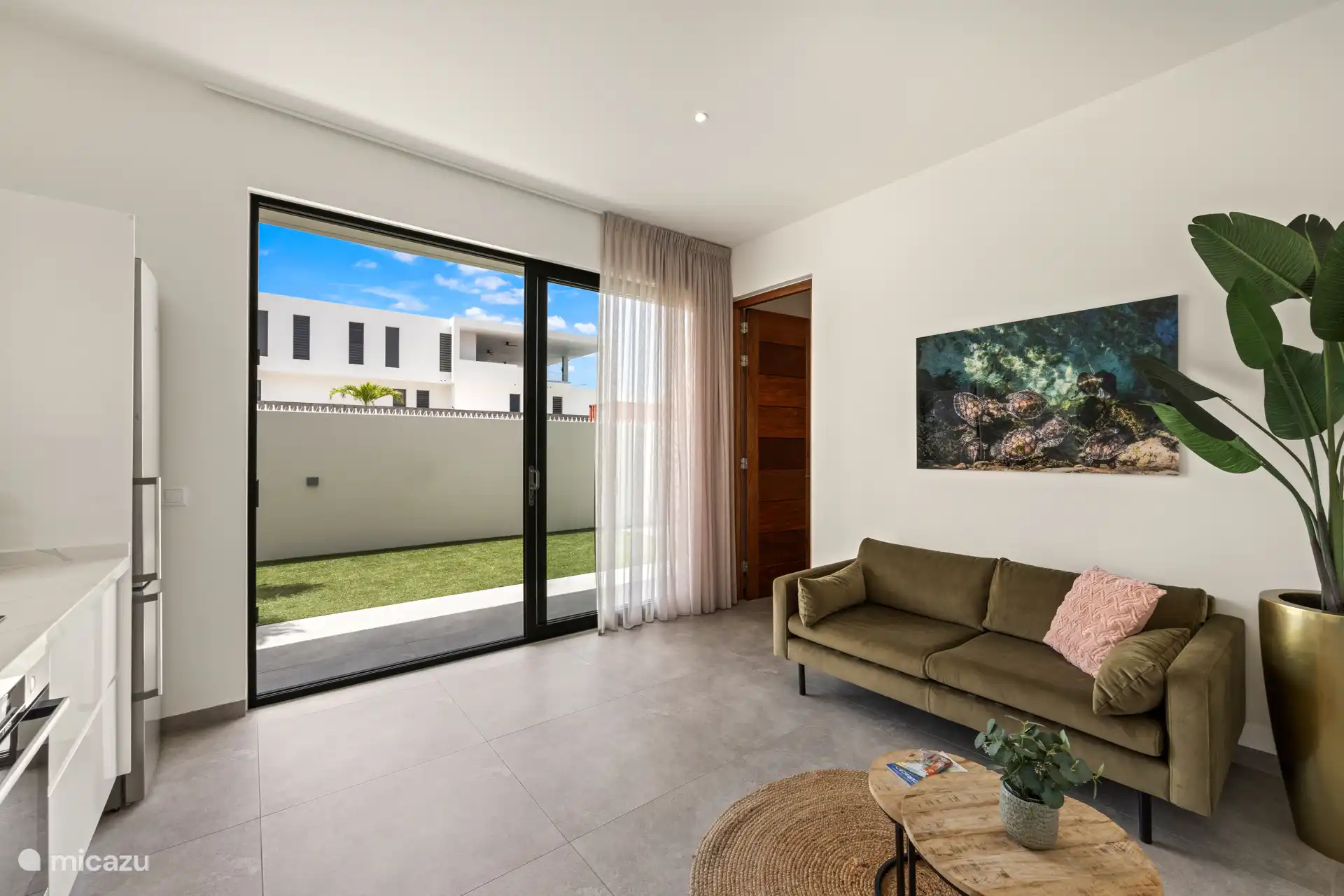 Het appartement heeft grote schuifdeuren zodat u ook binnen kan genieten van de Carbische bries. 