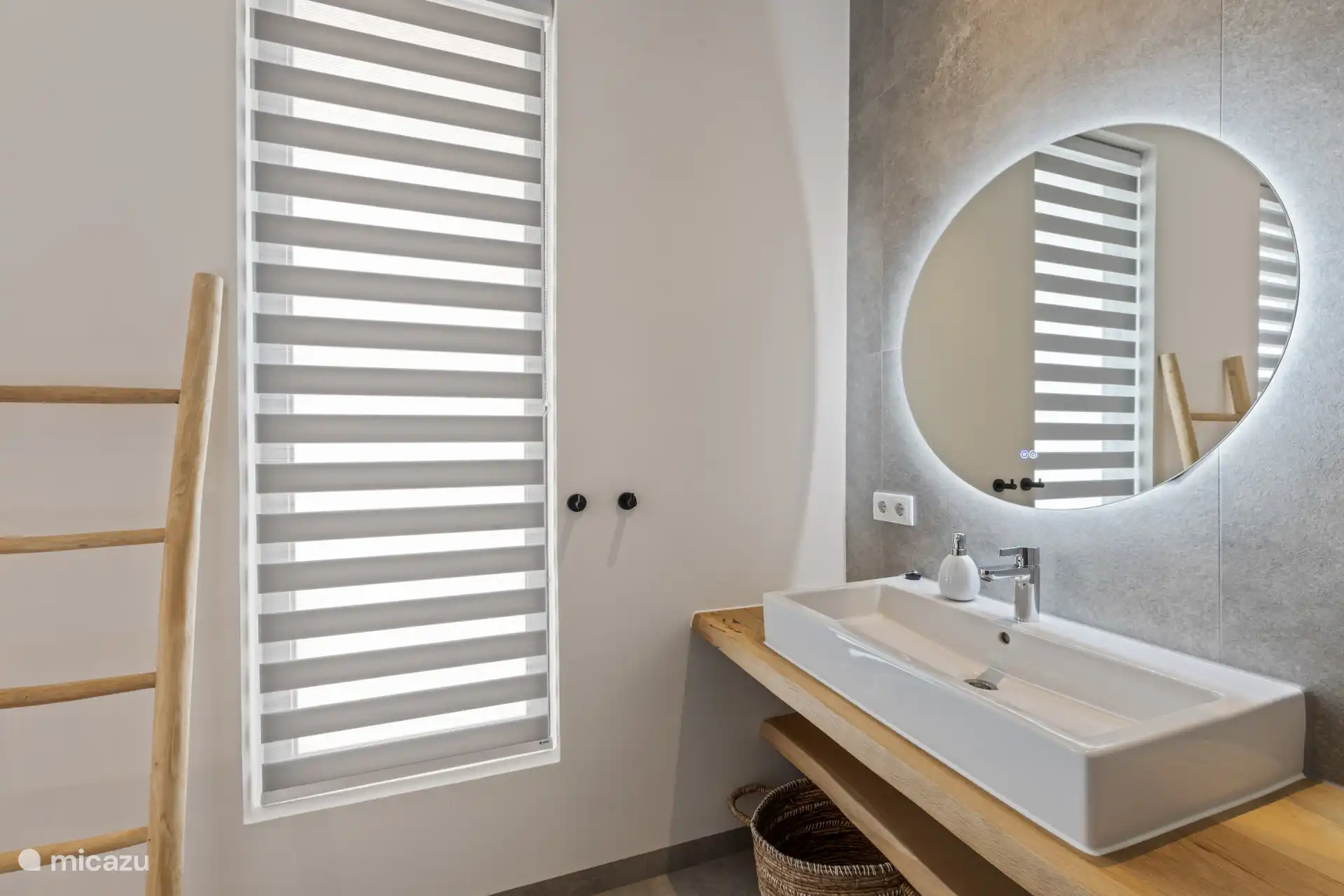 Een moderne ensuite badkamer met douche en toilet.