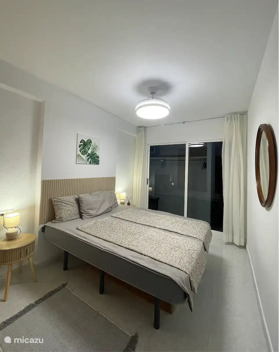 Hoofdslaapkamer met plafondventilator en kasten. Ortofediese matrasse