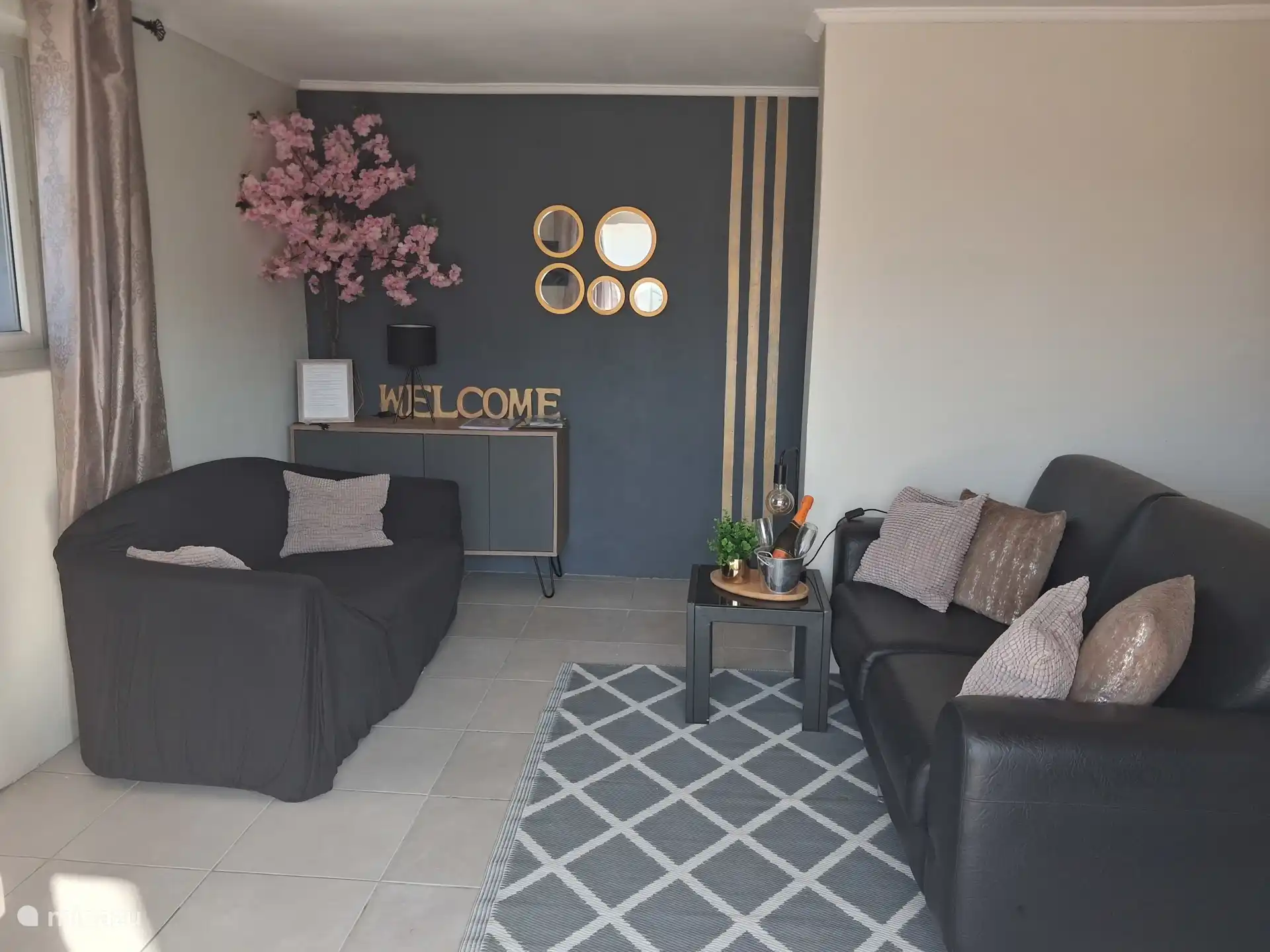 Salón atractivo y con estilo, con asientos cómodos, detalles cálidos y un ambiente tranquilo. El lugar ideal para relajarse y sentirse como en casa.