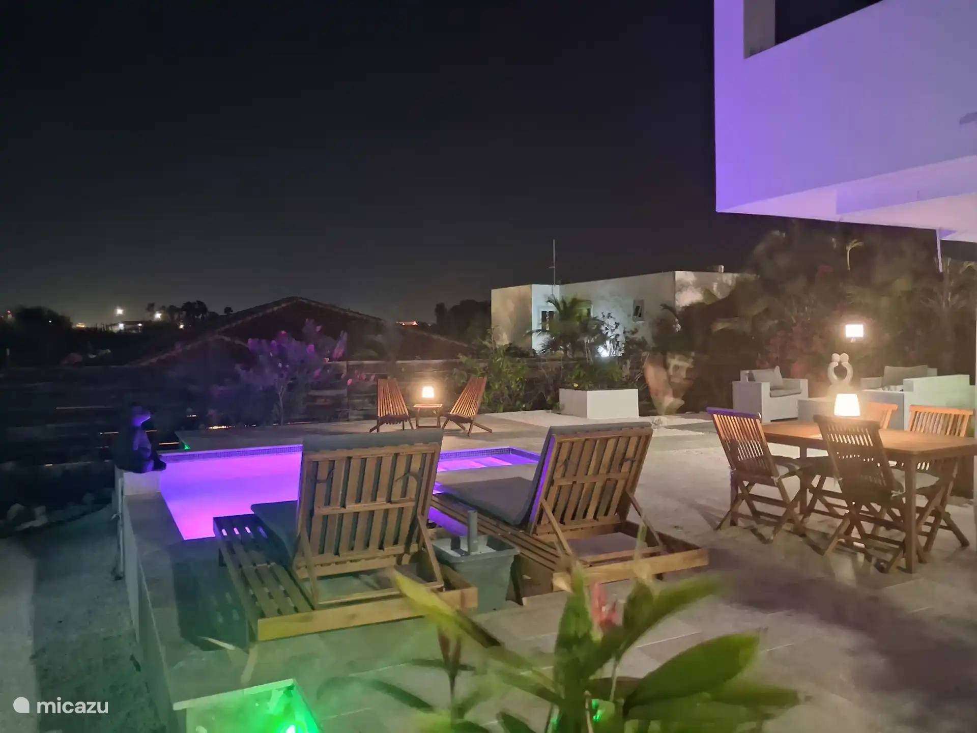 Date un chapuzón en la piscina, relájate en la amplia terraza y disfruta del aire libre. ¡El lugar ideal para una estancia maravillosa e inolvidable! ??