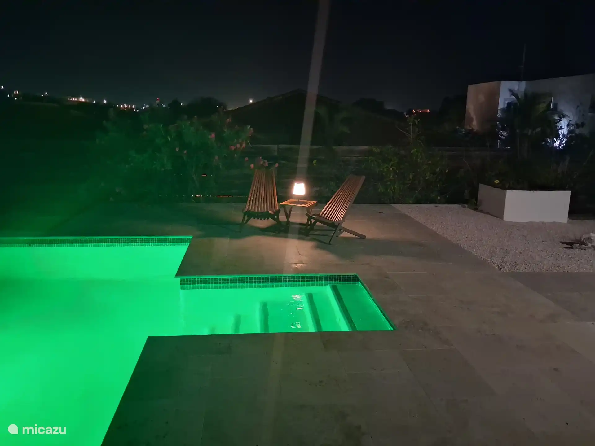 Disfruta de noches de verano atmosféricas junto a la piscina bellamente iluminada. Relájate en las tumbonas, disfruta de la paz y la tranquilidad y de las vistas panorámicas en un maravilloso entorno exterior.