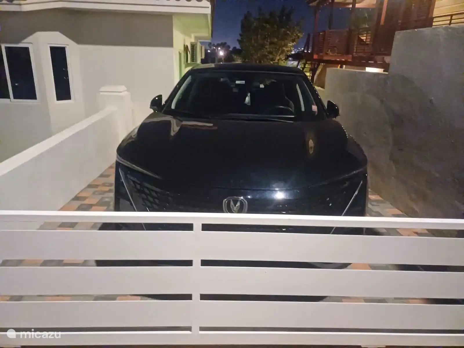 El aparcamiento privado pertenece al apartamento.