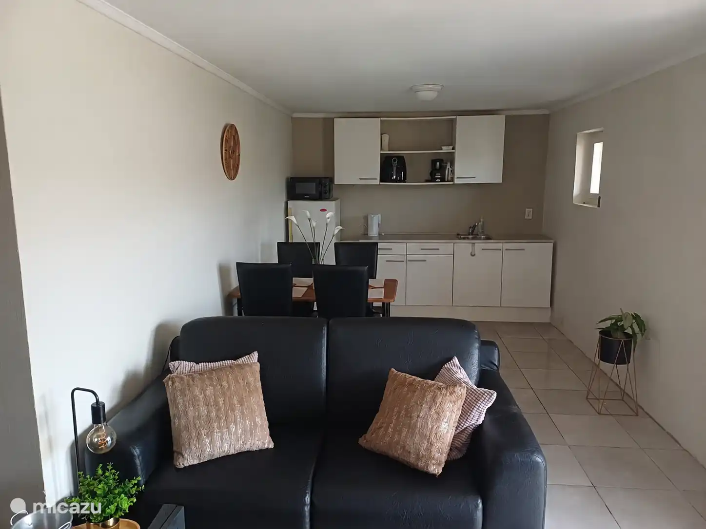 Alojamiento atmosférico y cómodo con cocina y comedor totalmente equipados. Ideal para relajarse y disfrutar de una estancia tranquila.