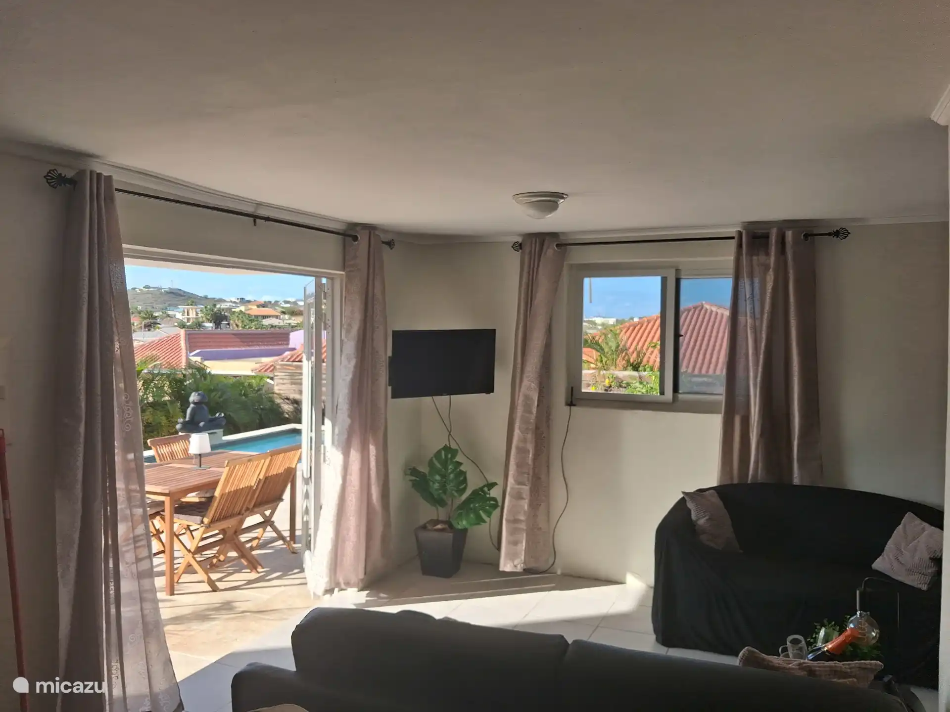 Salón luminoso y atractivo con acceso directo a la soleada terraza y a la piscina. Disfruta de las preciosas vistas, la cómoda zona de asientos y el ambiente tranquilo y tropical.