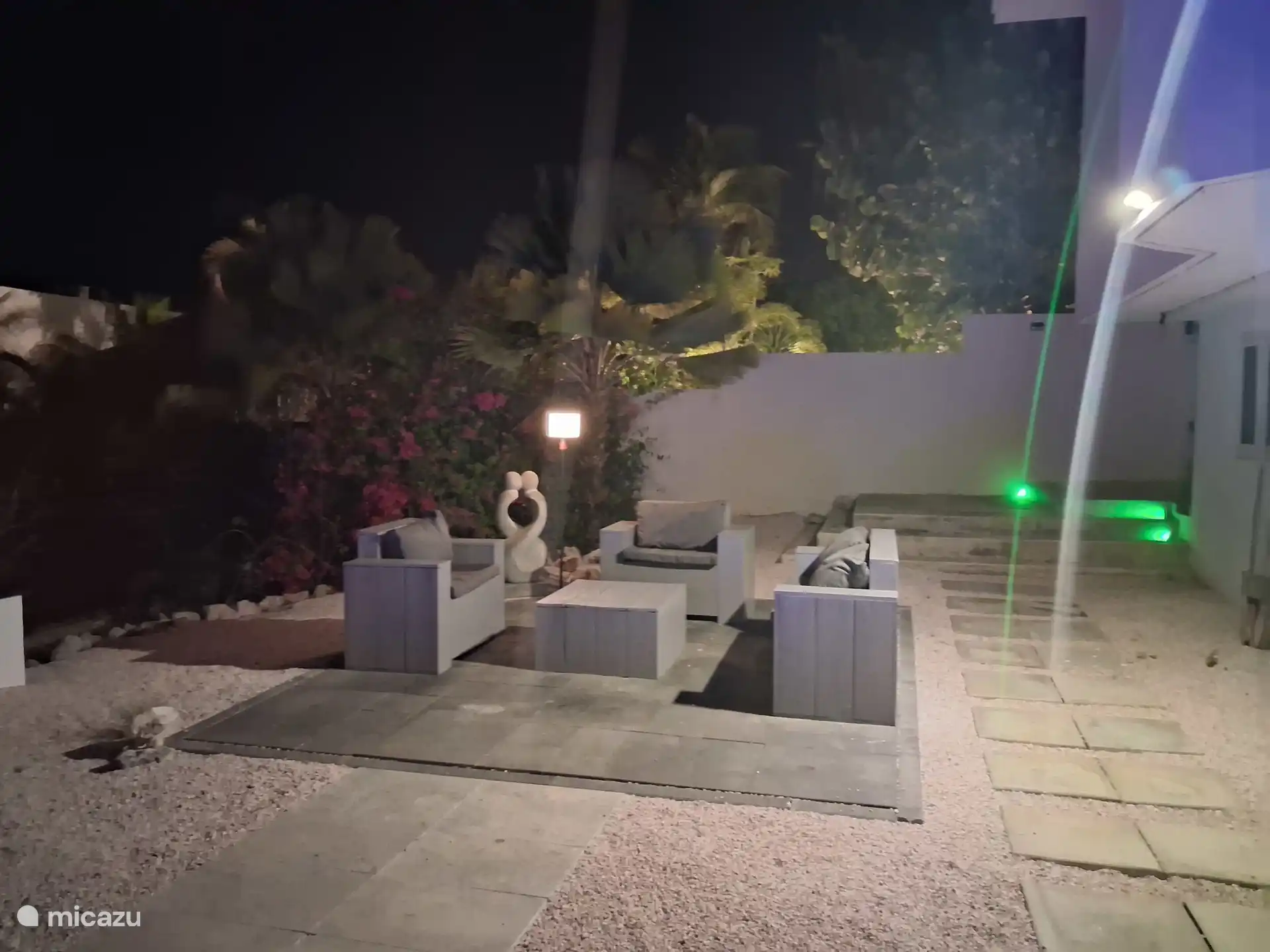 Disfruta de una zona exterior tropical y atmosférica con un cómodo salón, una decoración elegante y un ambiente maravillosamente tranquilo. Perfecto para relajarse por la tarde y disfrutar del aire libre