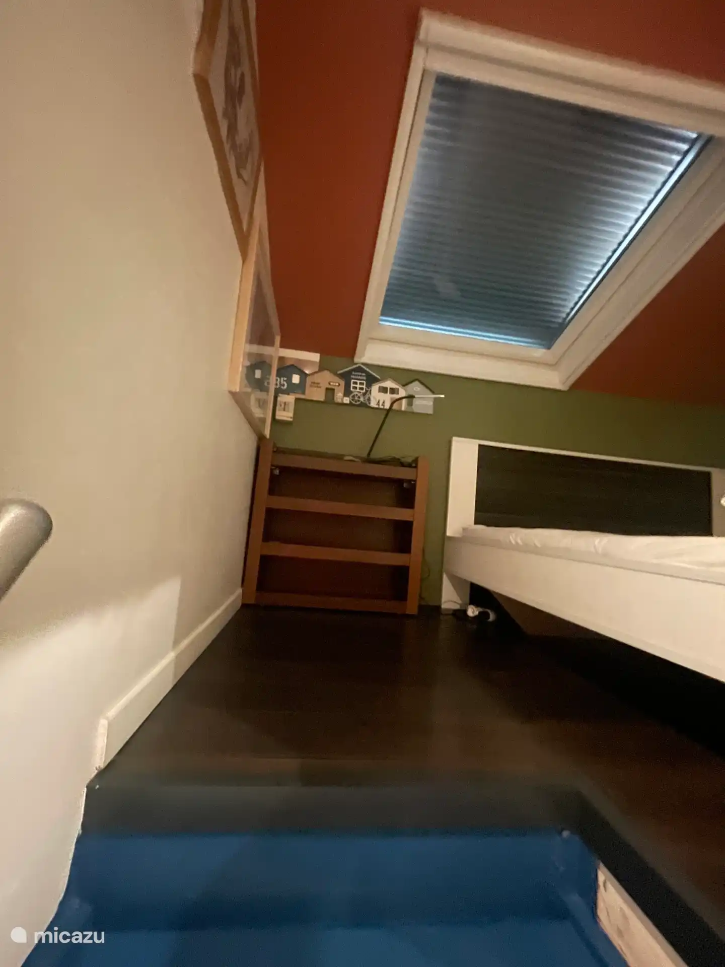 DACHBODENZIMMER – BETTDETAIL 
VELUX-ROLLLADEN