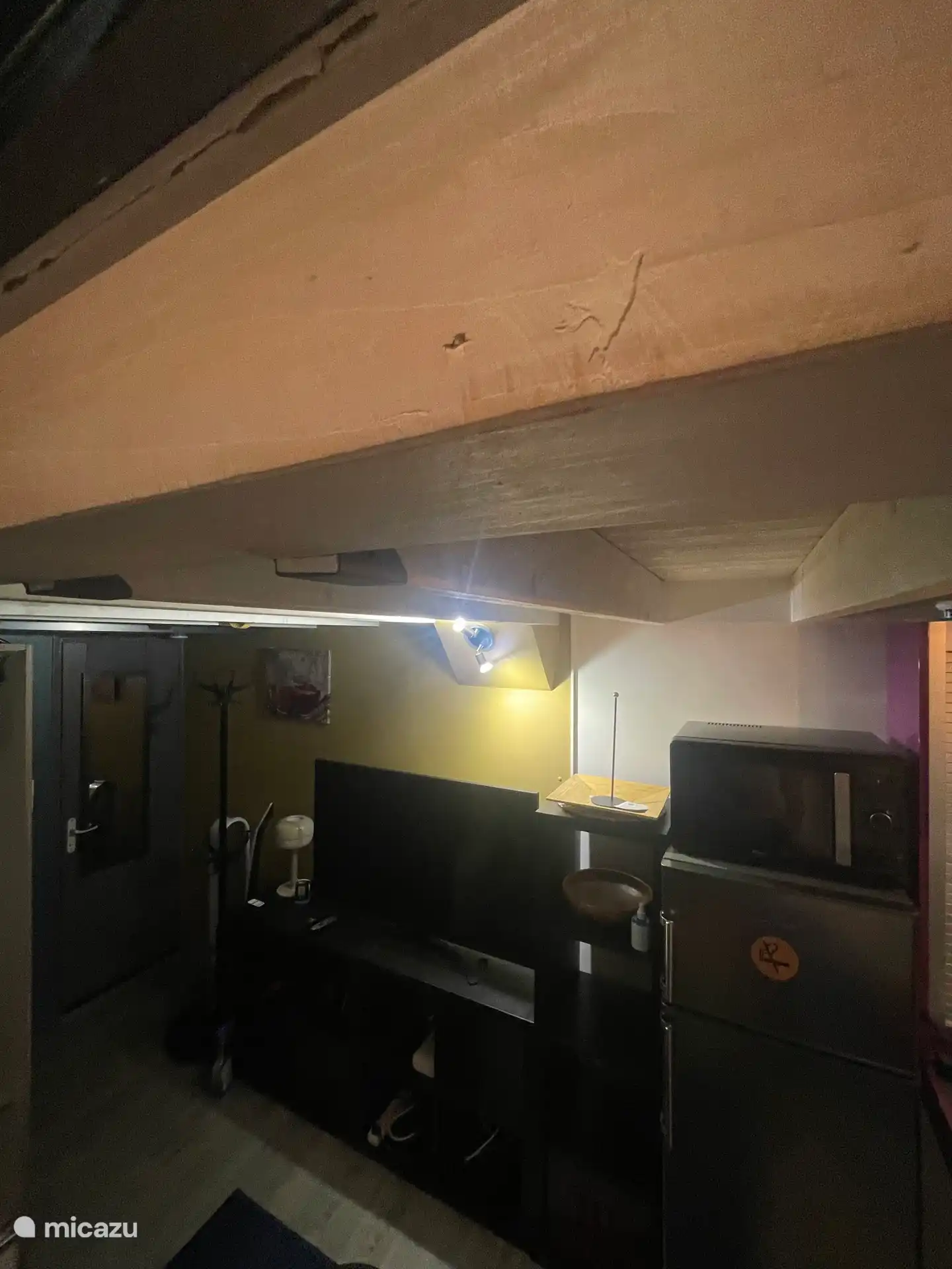 DETAILLIERTE LOUNGE – FERNSEHER...