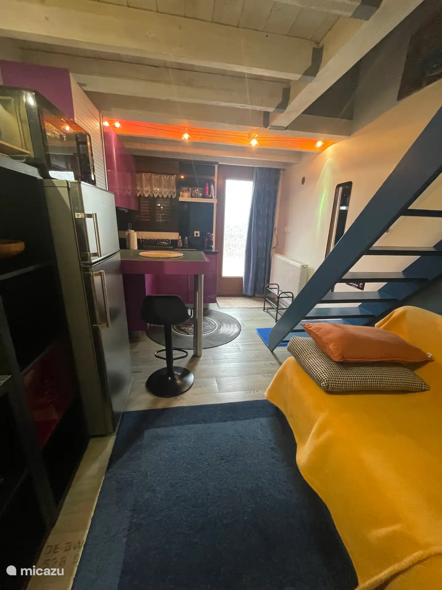 EINBAUKÜCHE – WOHNZIMMER