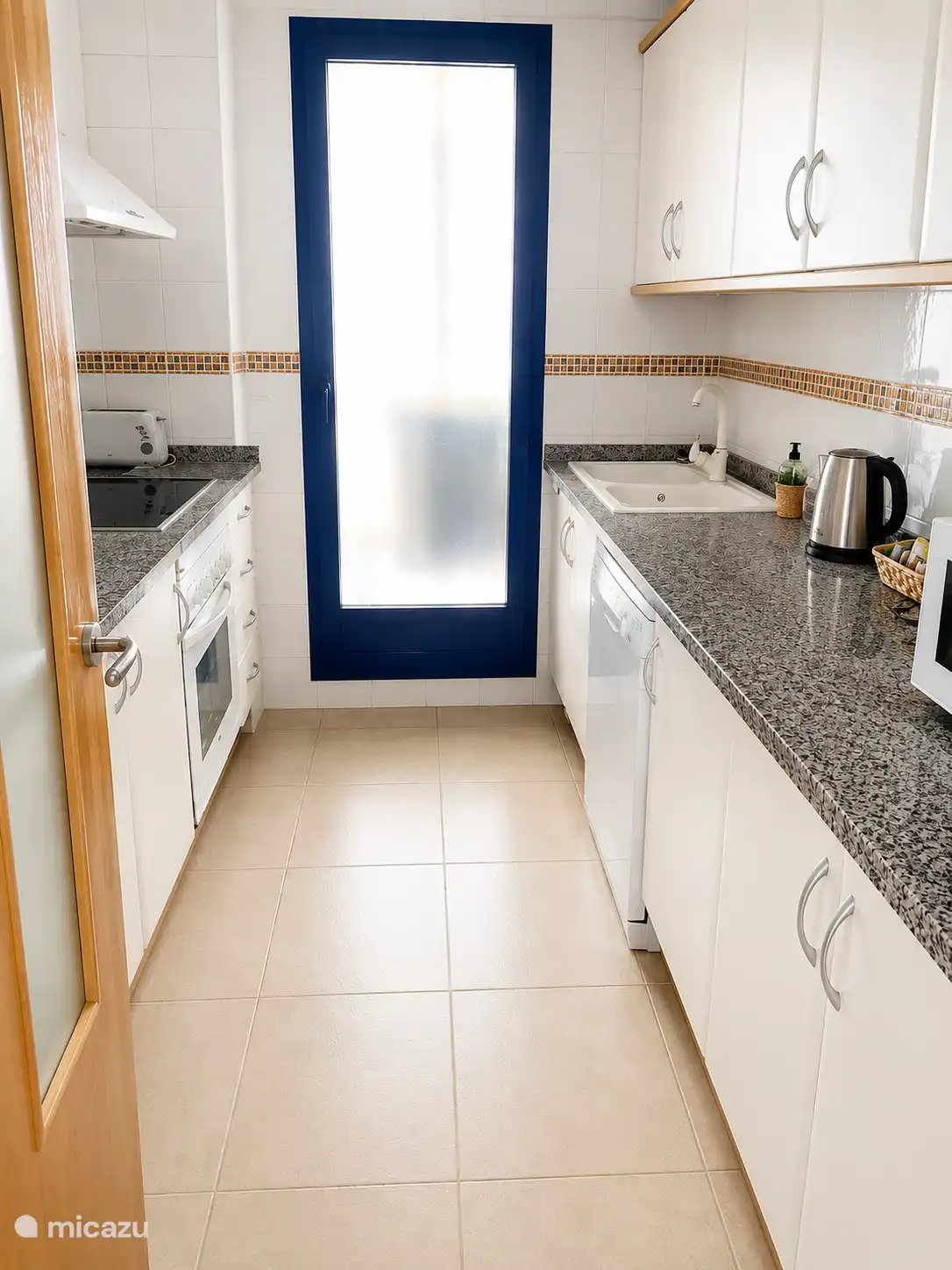 Keuken met bijkeuken voor het wassen van kleding