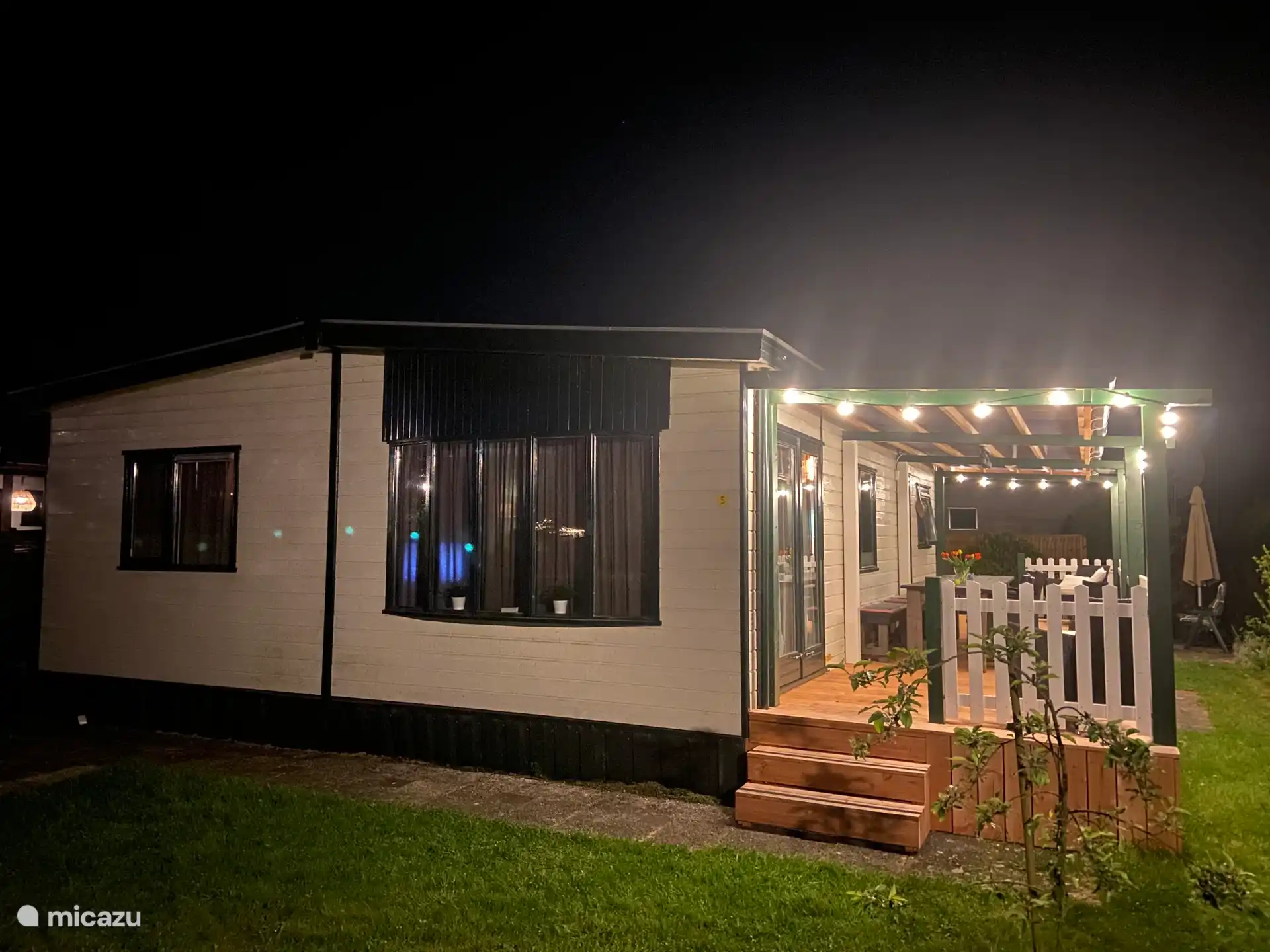 Vakantiewoning met veranda in het donker