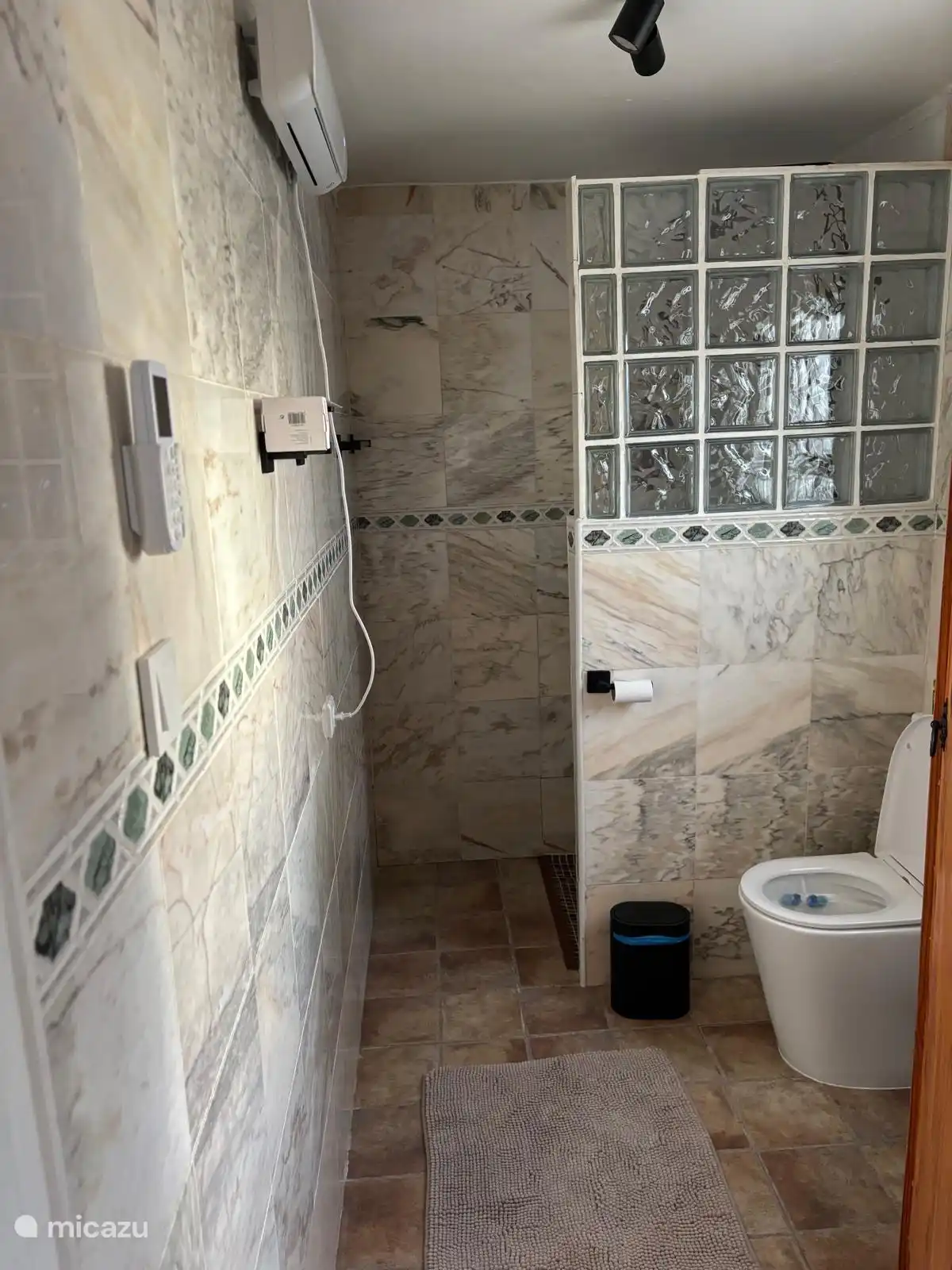 Baño con ducha, inodoro y lavabo