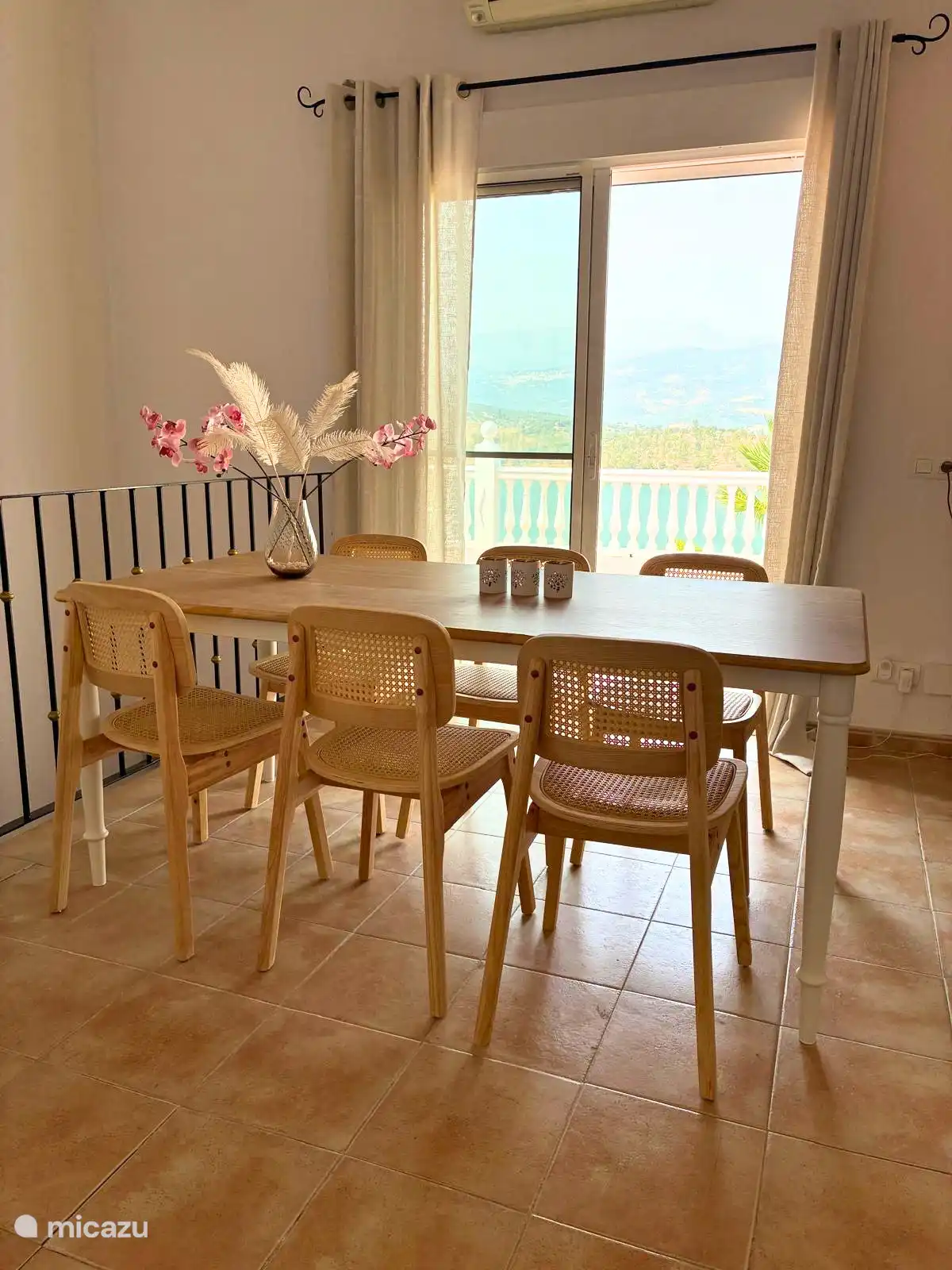 The dining area gives access to the upper terrace