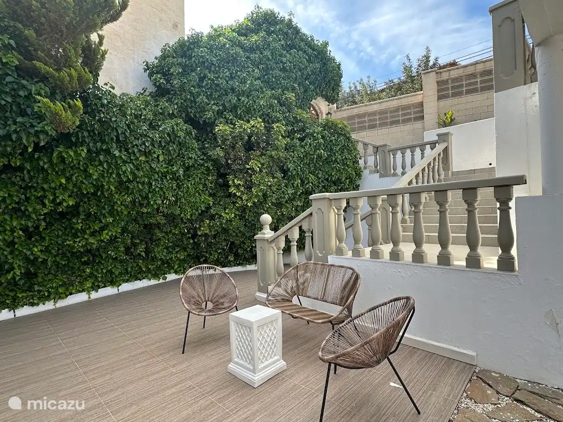 Entrée du jardin et terrasse d’accueil  