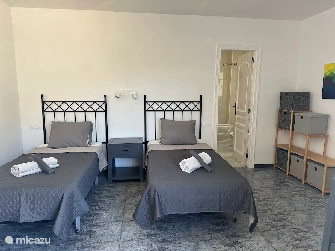 Deuxième chambre avec salle de bain privée 
