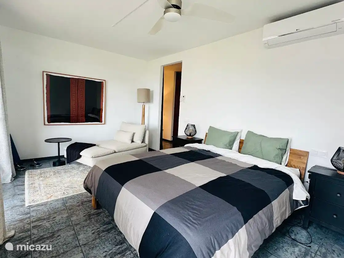 Chambre principale avec salle de bain privée avec salle de bain, dressing privé et bureau 