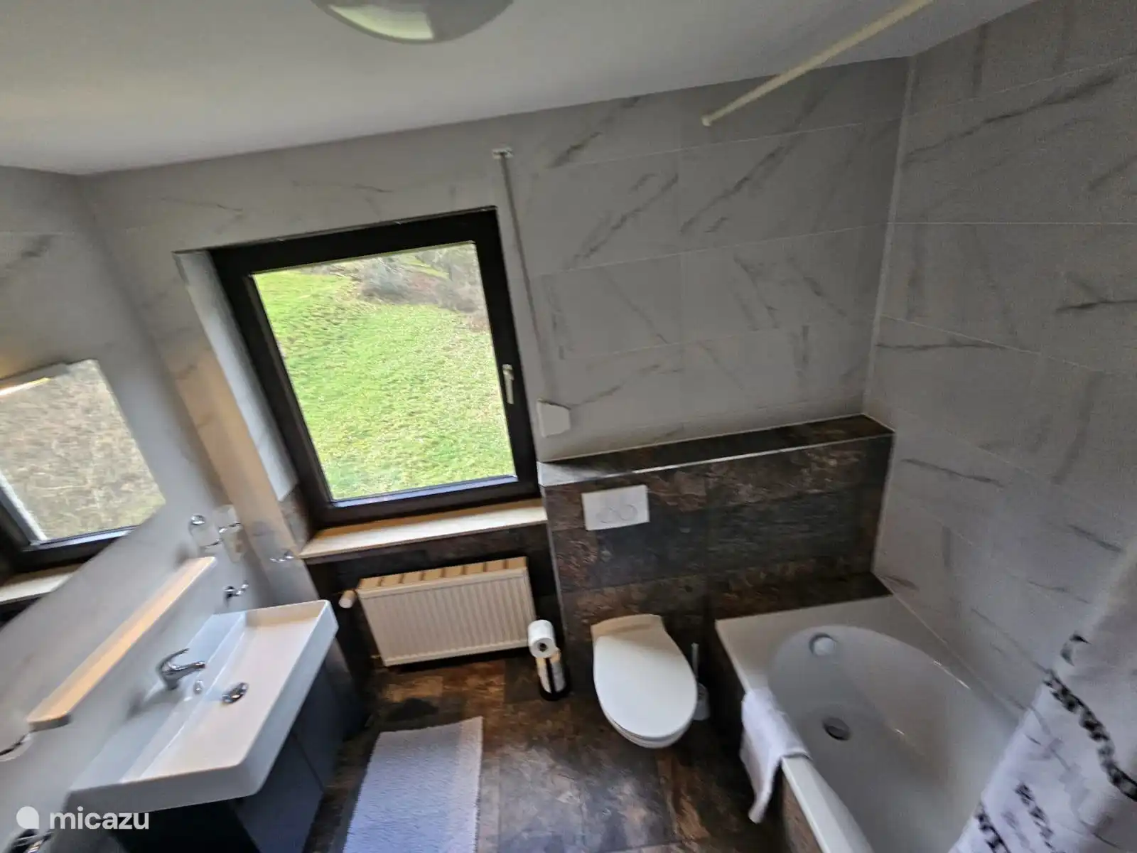 Badkamer met bad apartement op de tweede verdieping 