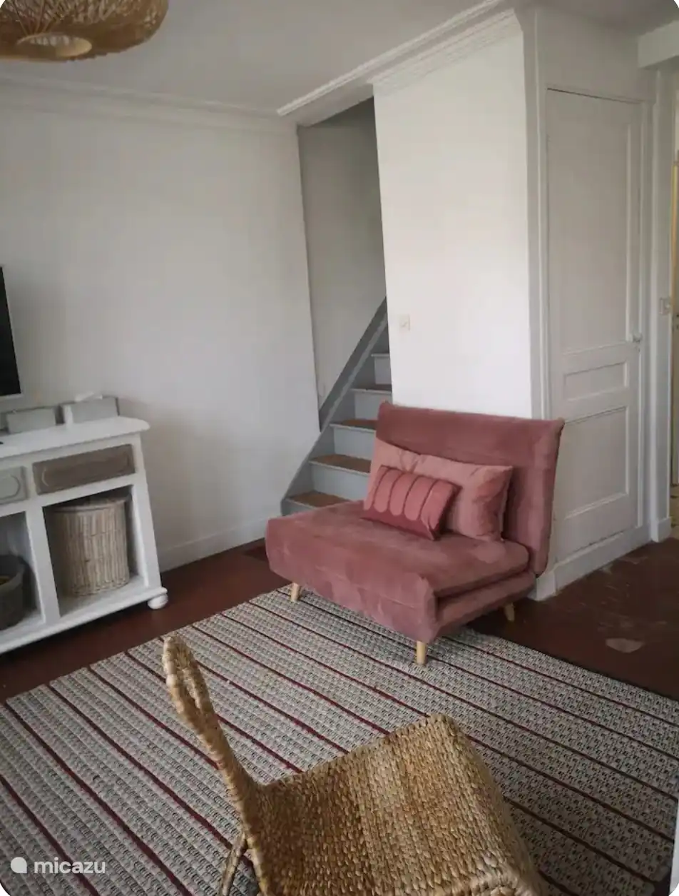 Extra fauteuilsbed voor één persoon, in de woonkamer op de begane grond. 