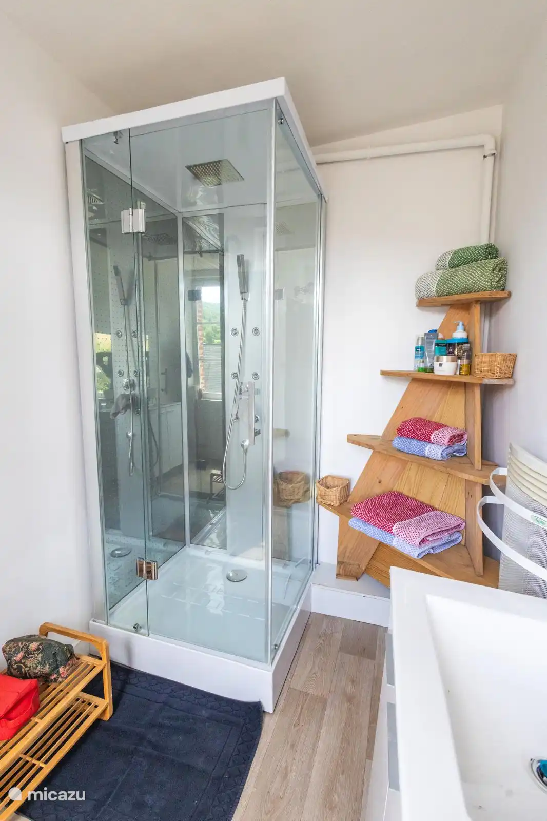 Badkamer met douche, wastafel en toilet