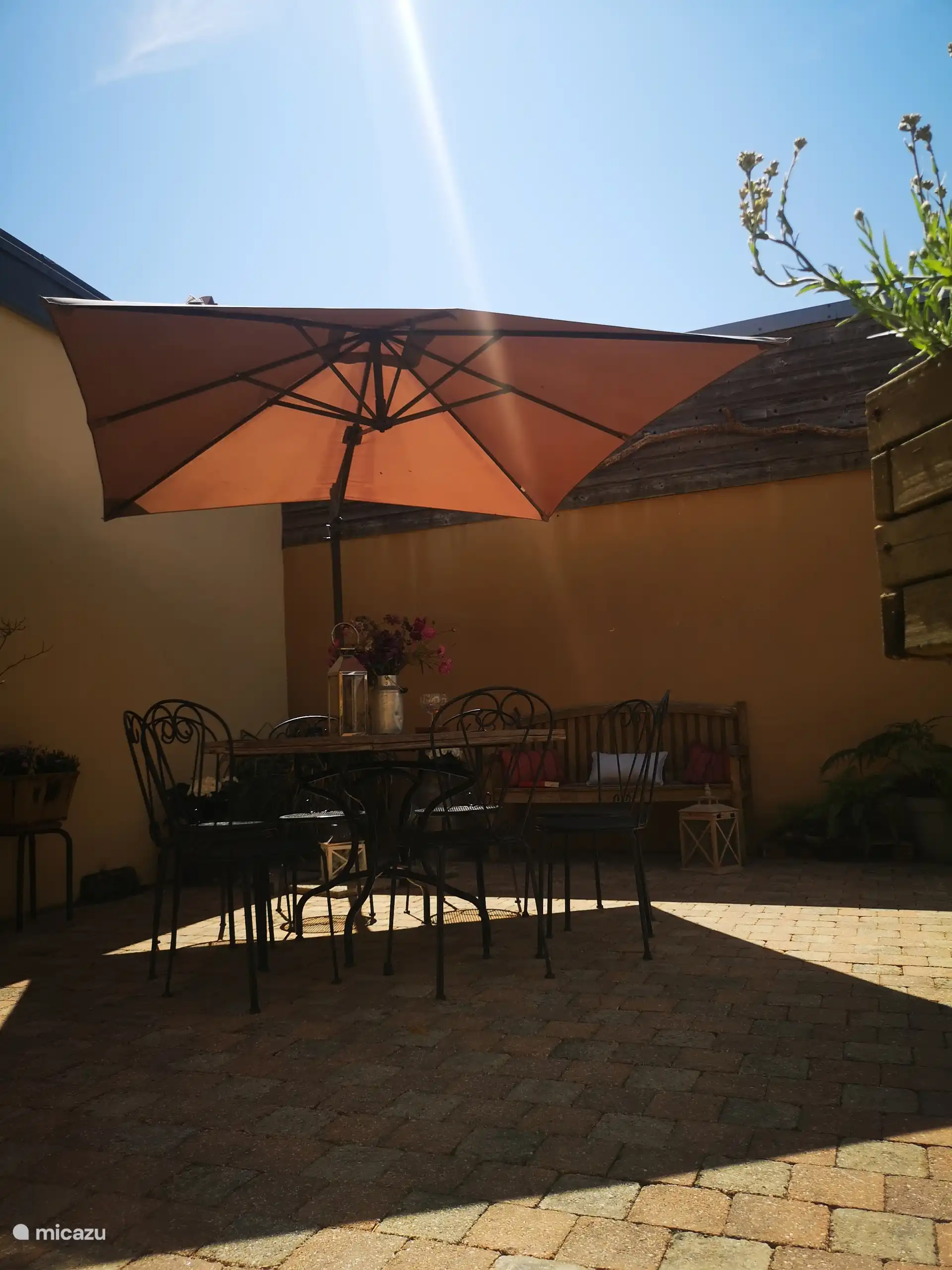 Buitentafel met parasol