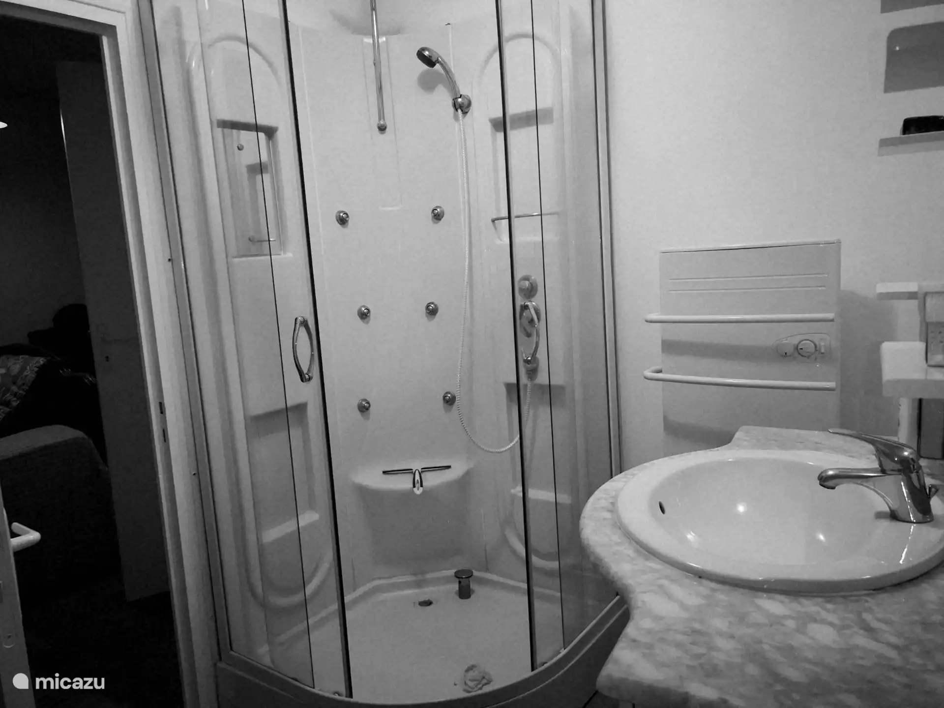 Badkamer met douche, lavabi en toilet 2e verdieping 