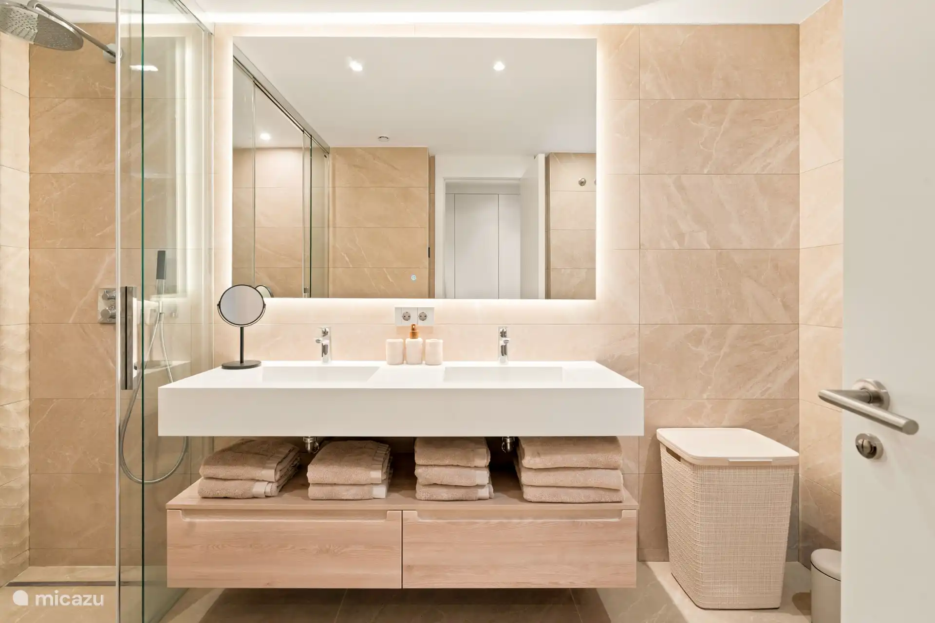 Badezimmer im Hauptschlafzimmer mit begehbarer Dusche, geräumigem Waschbecken, Toilette und Bidet