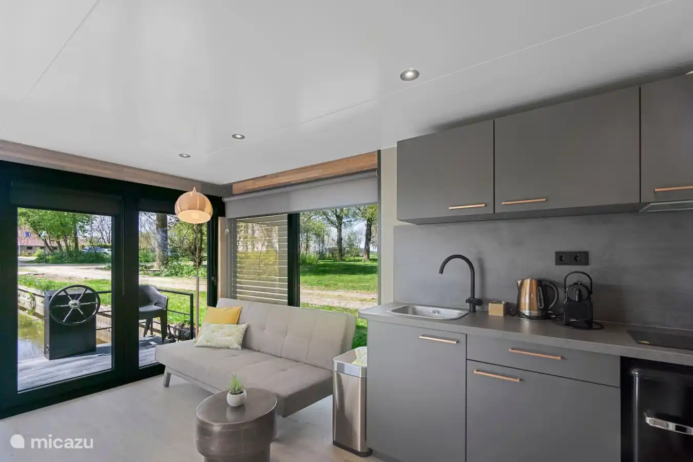 Espace salon et cuisine avec vue sur l’eau
