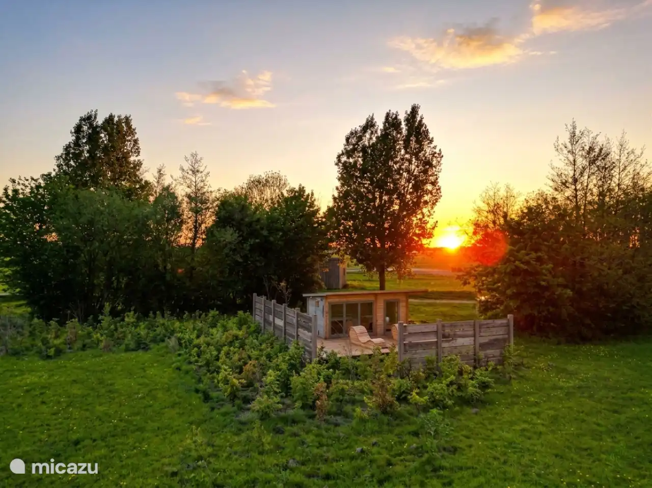 Coucher de soleil sur la cour de Pean-buiten Weidum
